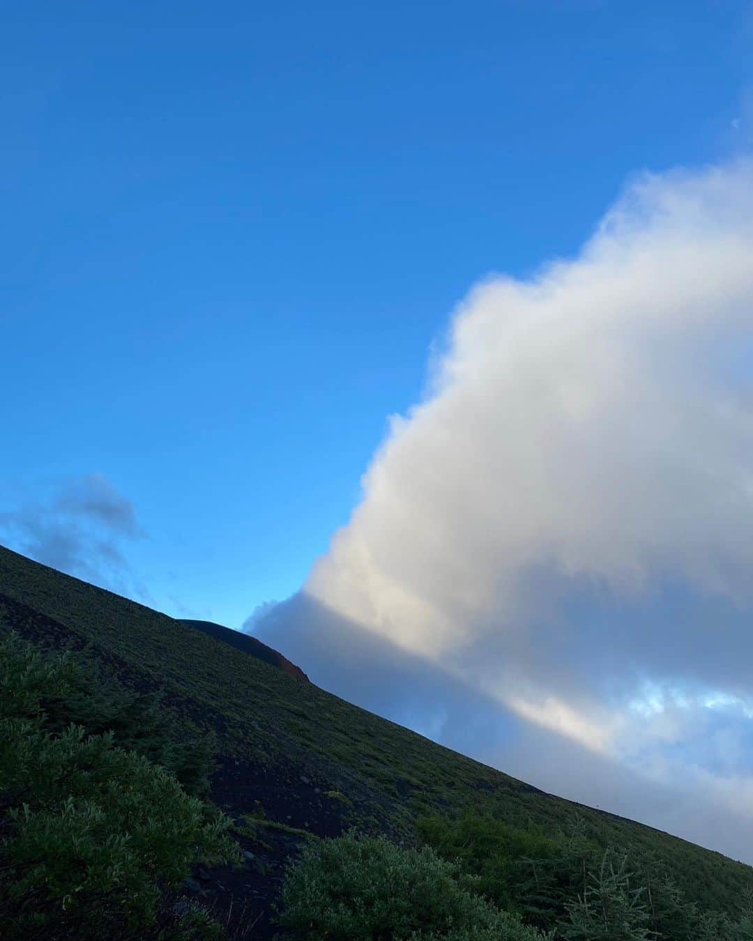 野口健さんのインスタグラム写真 - (野口健Instagram)「娘殿と富士山に登ってきました。冬のヒマラヤぶりの親子登山。来週からヒマラヤ。一気に4000Mまでヘリで上がる予定ですので、その為の高所順応も兼ねて富士山に登りました。  今回は富士宮ルート。久々に静岡県サイドから登りましたが、日曜日の割には静かで、また、眼下には海。絵子さんは2回目の富士山登山。山頂から噴火口は迫力満点。絵子さんは「キリマンジャロに似ているよね〜」と中学生の時に登ったキリマンジャロを思い出していたみたい。  また、今回は、富士山クラブが地元行政から委託を受けている活動にも参加。  ゴミ袋を持ってきていない登山者にゴミ袋を配布したり、また、五合目から山頂までの登山ルートのゴミの調査＆ゴミ拾いを行なっていますが、僕らもゴミ袋をポケットに入れて登りながらゴミを探しましたが、ビックリするぐらい落ちているゴミが少ない。  富士宮口から登りプリンスルートから降りましたが、本当にきれいでした。  元野口健事務所のスタッフで、今は僕が代表を務めているNPO団体ピークエイドの理事の小島君も親子登山に駆けつけてくれて嬉しかった。スタッフの戸塚さんも動画を撮影してくれ、そのうち、YouTubeでアップしてくれるみたい(^^)  それにしても、絵子さん、体力つきましたね。下山中は土砂雨で大変でしたが、スタスタ歩いていました。  それにしても、下界との寒暖差は激しい。山頂では寒くてダウンジャケットをだしました。これから、富士山に登られる皆さん、くれぐれも、雨と寒さ対策を忘れないで下さいね。下界にいると猛暑なので、寒さについてイメージしにくいかもしれませんが、夏の富士山でもちゃんと寒いです。そして、雨は降るものだと、思っておいて雨具は必ずザックに入れておいてくださいね。  それにしても、富士宮ルート、濃い登山者の方々、とても多かった。素敵な出会いの連続で楽しかったです(^^)  次のアップでその時のエピソードをご紹介致します。  #野口健#野口絵子#富士山#富士山登山#富士山クラブ#ミレー#ジュルボ」8月8日 8時45分 - noguchiken8848