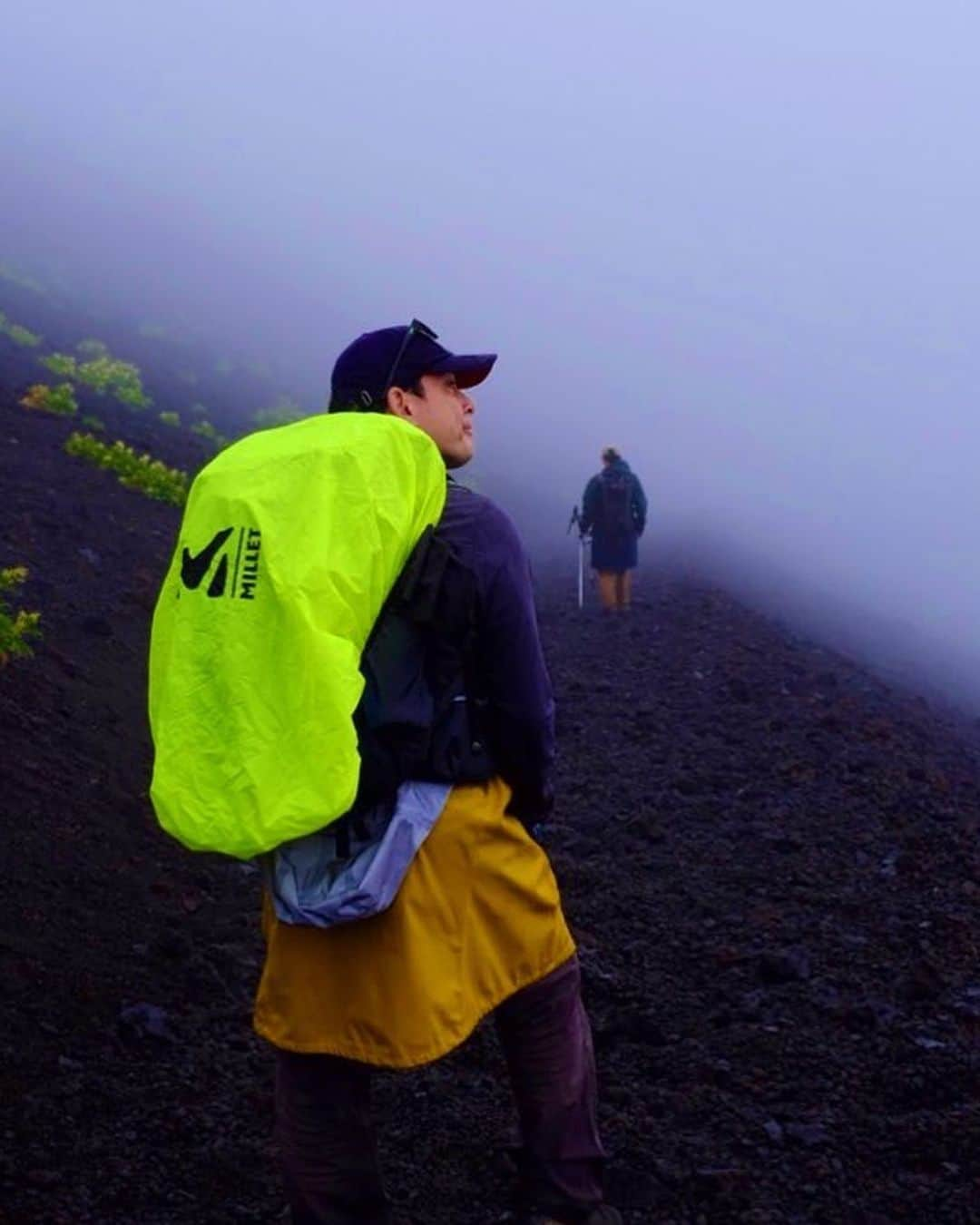 野口健さんのインスタグラム写真 - (野口健Instagram)「娘殿と富士山に登ってきました。冬のヒマラヤぶりの親子登山。来週からヒマラヤ。一気に4000Mまでヘリで上がる予定ですので、その為の高所順応も兼ねて富士山に登りました。  今回は富士宮ルート。久々に静岡県サイドから登りましたが、日曜日の割には静かで、また、眼下には海。絵子さんは2回目の富士山登山。山頂から噴火口は迫力満点。絵子さんは「キリマンジャロに似ているよね〜」と中学生の時に登ったキリマンジャロを思い出していたみたい。  また、今回は、富士山クラブが地元行政から委託を受けている活動にも参加。  ゴミ袋を持ってきていない登山者にゴミ袋を配布したり、また、五合目から山頂までの登山ルートのゴミの調査＆ゴミ拾いを行なっていますが、僕らもゴミ袋をポケットに入れて登りながらゴミを探しましたが、ビックリするぐらい落ちているゴミが少ない。  富士宮口から登りプリンスルートから降りましたが、本当にきれいでした。  元野口健事務所のスタッフで、今は僕が代表を務めているNPO団体ピークエイドの理事の小島君も親子登山に駆けつけてくれて嬉しかった。スタッフの戸塚さんも動画を撮影してくれ、そのうち、YouTubeでアップしてくれるみたい(^^)  それにしても、絵子さん、体力つきましたね。下山中は土砂雨で大変でしたが、スタスタ歩いていました。  それにしても、下界との寒暖差は激しい。山頂では寒くてダウンジャケットをだしました。これから、富士山に登られる皆さん、くれぐれも、雨と寒さ対策を忘れないで下さいね。下界にいると猛暑なので、寒さについてイメージしにくいかもしれませんが、夏の富士山でもちゃんと寒いです。そして、雨は降るものだと、思っておいて雨具は必ずザックに入れておいてくださいね。  それにしても、富士宮ルート、濃い登山者の方々、とても多かった。素敵な出会いの連続で楽しかったです(^^)  次のアップでその時のエピソードをご紹介致します。  #野口健#野口絵子#富士山#富士山登山#富士山クラブ#ミレー#ジュルボ」8月8日 8時45分 - noguchiken8848