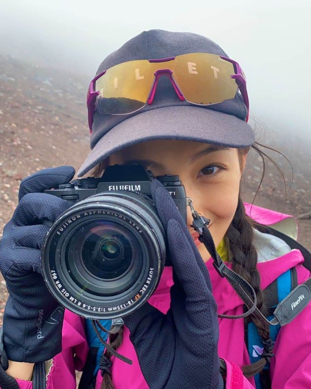 野口健さんのインスタグラム写真 - (野口健Instagram)「娘殿と富士山に登ってきました。冬のヒマラヤぶりの親子登山。来週からヒマラヤ。一気に4000Mまでヘリで上がる予定ですので、その為の高所順応も兼ねて富士山に登りました。  今回は富士宮ルート。久々に静岡県サイドから登りましたが、日曜日の割には静かで、また、眼下には海。絵子さんは2回目の富士山登山。山頂から噴火口は迫力満点。絵子さんは「キリマンジャロに似ているよね〜」と中学生の時に登ったキリマンジャロを思い出していたみたい。  また、今回は、富士山クラブが地元行政から委託を受けている活動にも参加。  ゴミ袋を持ってきていない登山者にゴミ袋を配布したり、また、五合目から山頂までの登山ルートのゴミの調査＆ゴミ拾いを行なっていますが、僕らもゴミ袋をポケットに入れて登りながらゴミを探しましたが、ビックリするぐらい落ちているゴミが少ない。  富士宮口から登りプリンスルートから降りましたが、本当にきれいでした。  元野口健事務所のスタッフで、今は僕が代表を務めているNPO団体ピークエイドの理事の小島君も親子登山に駆けつけてくれて嬉しかった。スタッフの戸塚さんも動画を撮影してくれ、そのうち、YouTubeでアップしてくれるみたい(^^)  それにしても、絵子さん、体力つきましたね。下山中は土砂雨で大変でしたが、スタスタ歩いていました。  それにしても、下界との寒暖差は激しい。山頂では寒くてダウンジャケットをだしました。これから、富士山に登られる皆さん、くれぐれも、雨と寒さ対策を忘れないで下さいね。下界にいると猛暑なので、寒さについてイメージしにくいかもしれませんが、夏の富士山でもちゃんと寒いです。そして、雨は降るものだと、思っておいて雨具は必ずザックに入れておいてくださいね。  それにしても、富士宮ルート、濃い登山者の方々、とても多かった。素敵な出会いの連続で楽しかったです(^^)  次のアップでその時のエピソードをご紹介致します。  #野口健#野口絵子#富士山#富士山登山#富士山クラブ#ミレー#ジュルボ」8月8日 8時45分 - noguchiken8848