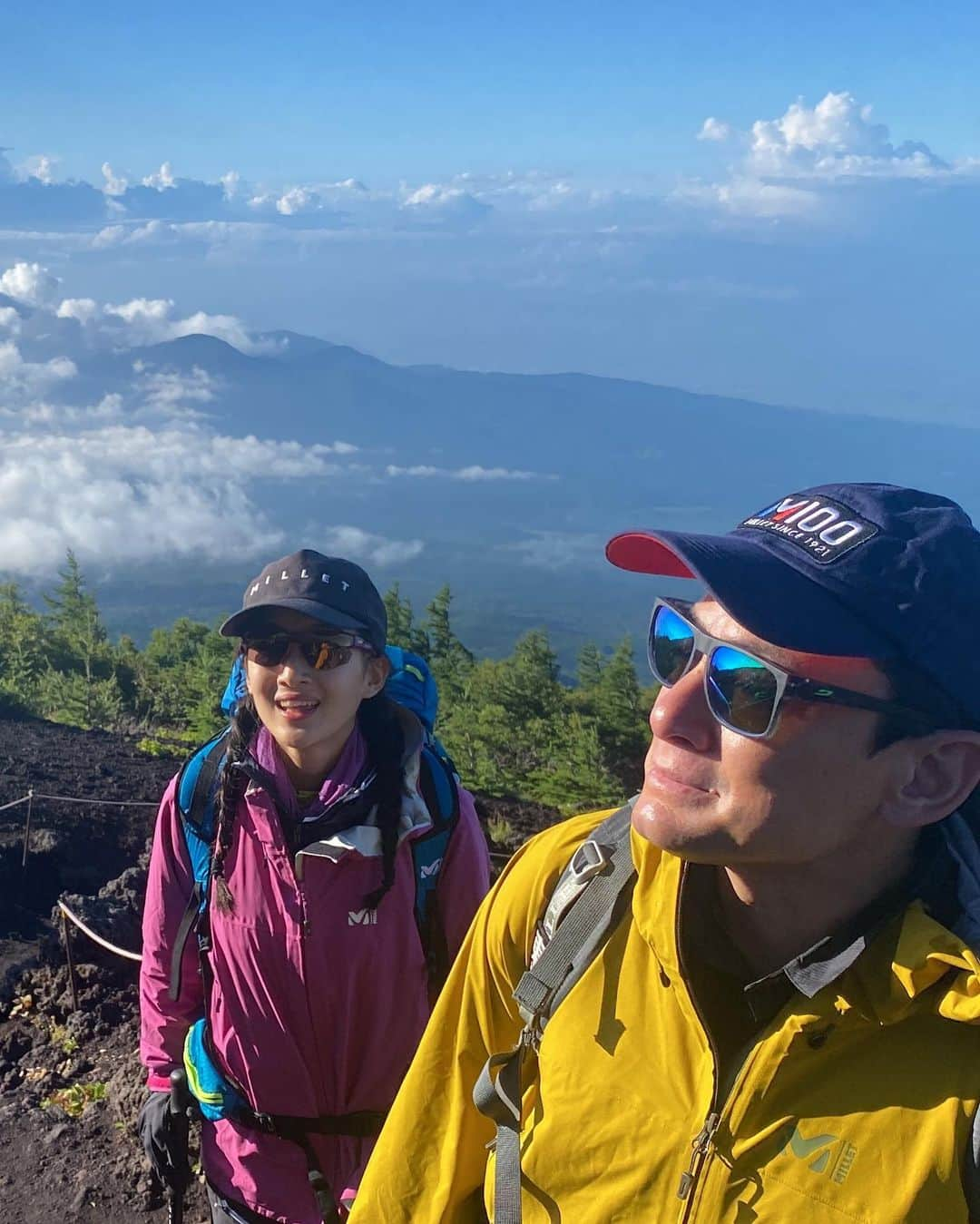 野口健さんのインスタグラム写真 - (野口健Instagram)「娘殿と富士山に登ってきました。冬のヒマラヤぶりの親子登山。来週からヒマラヤ。一気に4000Mまでヘリで上がる予定ですので、その為の高所順応も兼ねて富士山に登りました。  今回は富士宮ルート。久々に静岡県サイドから登りましたが、日曜日の割には静かで、また、眼下には海。絵子さんは2回目の富士山登山。山頂から噴火口は迫力満点。絵子さんは「キリマンジャロに似ているよね〜」と中学生の時に登ったキリマンジャロを思い出していたみたい。  また、今回は、富士山クラブが地元行政から委託を受けている活動にも参加。  ゴミ袋を持ってきていない登山者にゴミ袋を配布したり、また、五合目から山頂までの登山ルートのゴミの調査＆ゴミ拾いを行なっていますが、僕らもゴミ袋をポケットに入れて登りながらゴミを探しましたが、ビックリするぐらい落ちているゴミが少ない。  富士宮口から登りプリンスルートから降りましたが、本当にきれいでした。  元野口健事務所のスタッフで、今は僕が代表を務めているNPO団体ピークエイドの理事の小島君も親子登山に駆けつけてくれて嬉しかった。スタッフの戸塚さんも動画を撮影してくれ、そのうち、YouTubeでアップしてくれるみたい(^^)  それにしても、絵子さん、体力つきましたね。下山中は土砂雨で大変でしたが、スタスタ歩いていました。  それにしても、下界との寒暖差は激しい。山頂では寒くてダウンジャケットをだしました。これから、富士山に登られる皆さん、くれぐれも、雨と寒さ対策を忘れないで下さいね。下界にいると猛暑なので、寒さについてイメージしにくいかもしれませんが、夏の富士山でもちゃんと寒いです。そして、雨は降るものだと、思っておいて雨具は必ずザックに入れておいてくださいね。  それにしても、富士宮ルート、濃い登山者の方々、とても多かった。素敵な出会いの連続で楽しかったです(^^)  次のアップでその時のエピソードをご紹介致します。  #野口健#野口絵子#富士山#富士山登山#富士山クラブ#ミレー#ジュルボ」8月8日 8時45分 - noguchiken8848