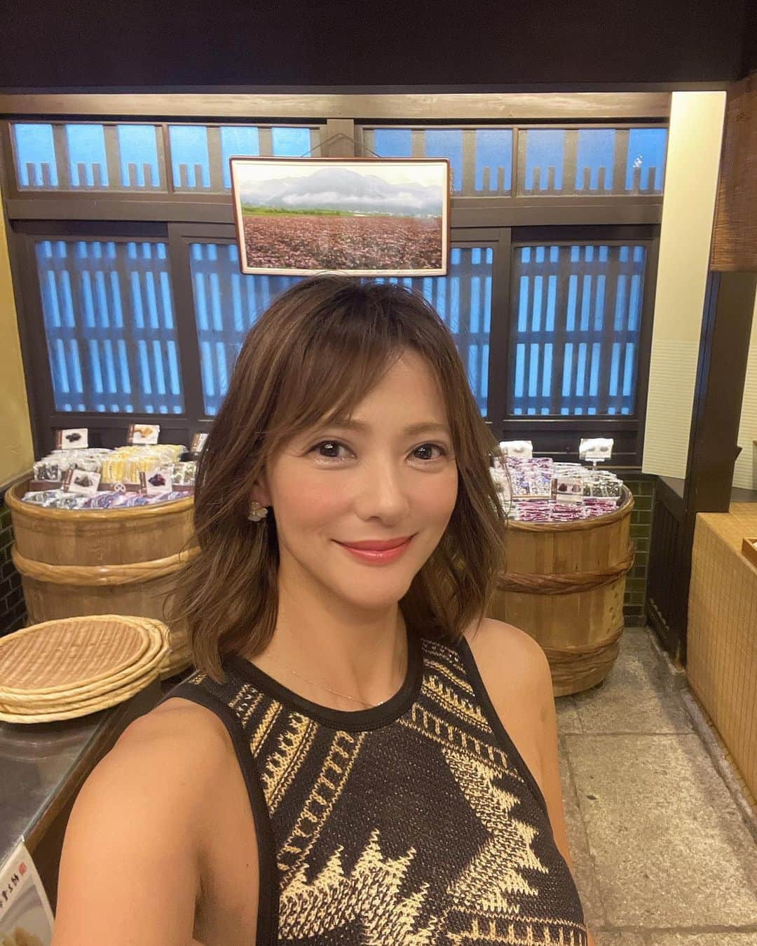 箕輪玖美さんのインスタグラム写真 - (箕輪玖美Instagram)「所用でまたまた京都へ☺️ あまりの暑さに朝から涼を求めてかき氷🍧 『京菓子司 平安殿』さんの小豆はふっくらしていて優しい甘さ〜まるで冷たいお抹茶を飲んでいる様🥰 ・ ・ 約束の時間があるので、平安神宮は外からのご挨拶のみで⛩️ ・ ・ 京都の方に、1番美味しいと思うお漬物やさん〜と案内して頂いた『村上重 本店』 購入したお漬物、頂くのが楽しみだなぁ😊 ・ ・ それから『千總ギャラリー』でアート鑑賞をしてから、階下の千總本店へ✨  職人さんの素晴らしい手仕事にうっとり😍 試着させて頂いたお着物は1千万円以上だとか✨ ・ ・ 暑くても呼ばれると来てしまう京都✨ まだまだ行きたい観たい所だらけ💕  #京都 #かき氷 #京菓子司平安殿 #小豆大好き #和菓子好き #村上重本店 #京漬物 #千總本店 #着物 #京都の夏 #京都旅行 #タビジョ #タビスタグラム #アラフィフ女子 #箕輪玖美」8月8日 8時48分 - kumi.111