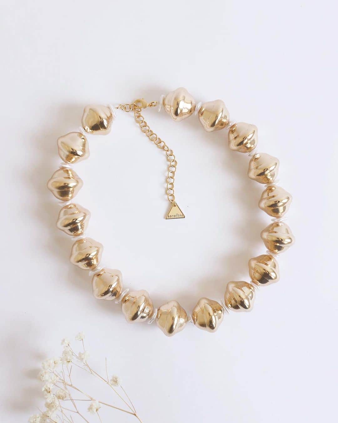 セレフィーナのインスタグラム：「Venus Necklace - Go bold!!! 15"L, 0.5"W, 3" extender」