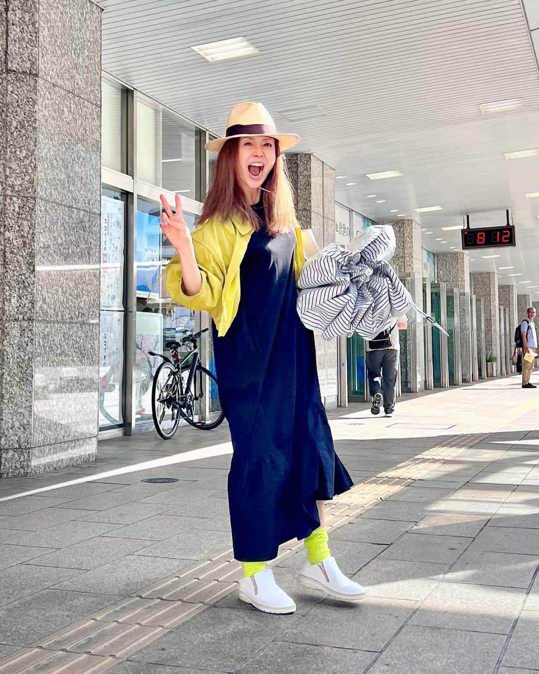 熊谷真実さんのインスタグラム写真 - (熊谷真実Instagram)「本日も元気で東京 浜松駅の写真が楽しみですと言っていただきました、  なんか嬉しい、笑  リタッチで周りの方達を消す技も覚えました、 前は足だけ残ってたりして。  今日は全部ともちゃんちの洋服だな ラクチン楽チン  行ってきます！  #熊谷真実 #浜松駅の #浜松駅のピアノ一度でも弾いてみたい #浜松駅から東京へ #そんなに東京行くなら帰ればと言われても帰らない #浜松が好き」8月8日 8時51分 - mami_kumagai310