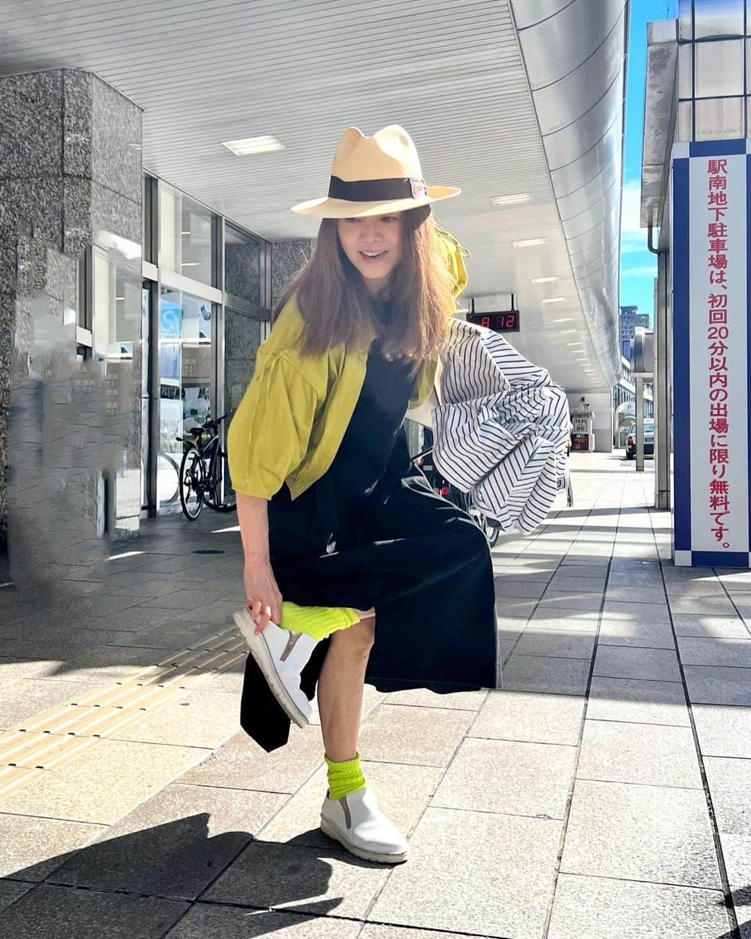 熊谷真実さんのインスタグラム写真 - (熊谷真実Instagram)「本日も元気で東京 浜松駅の写真が楽しみですと言っていただきました、  なんか嬉しい、笑  リタッチで周りの方達を消す技も覚えました、 前は足だけ残ってたりして。  今日は全部ともちゃんちの洋服だな ラクチン楽チン  行ってきます！  #熊谷真実 #浜松駅の #浜松駅のピアノ一度でも弾いてみたい #浜松駅から東京へ #そんなに東京行くなら帰ればと言われても帰らない #浜松が好き」8月8日 8時51分 - mami_kumagai310