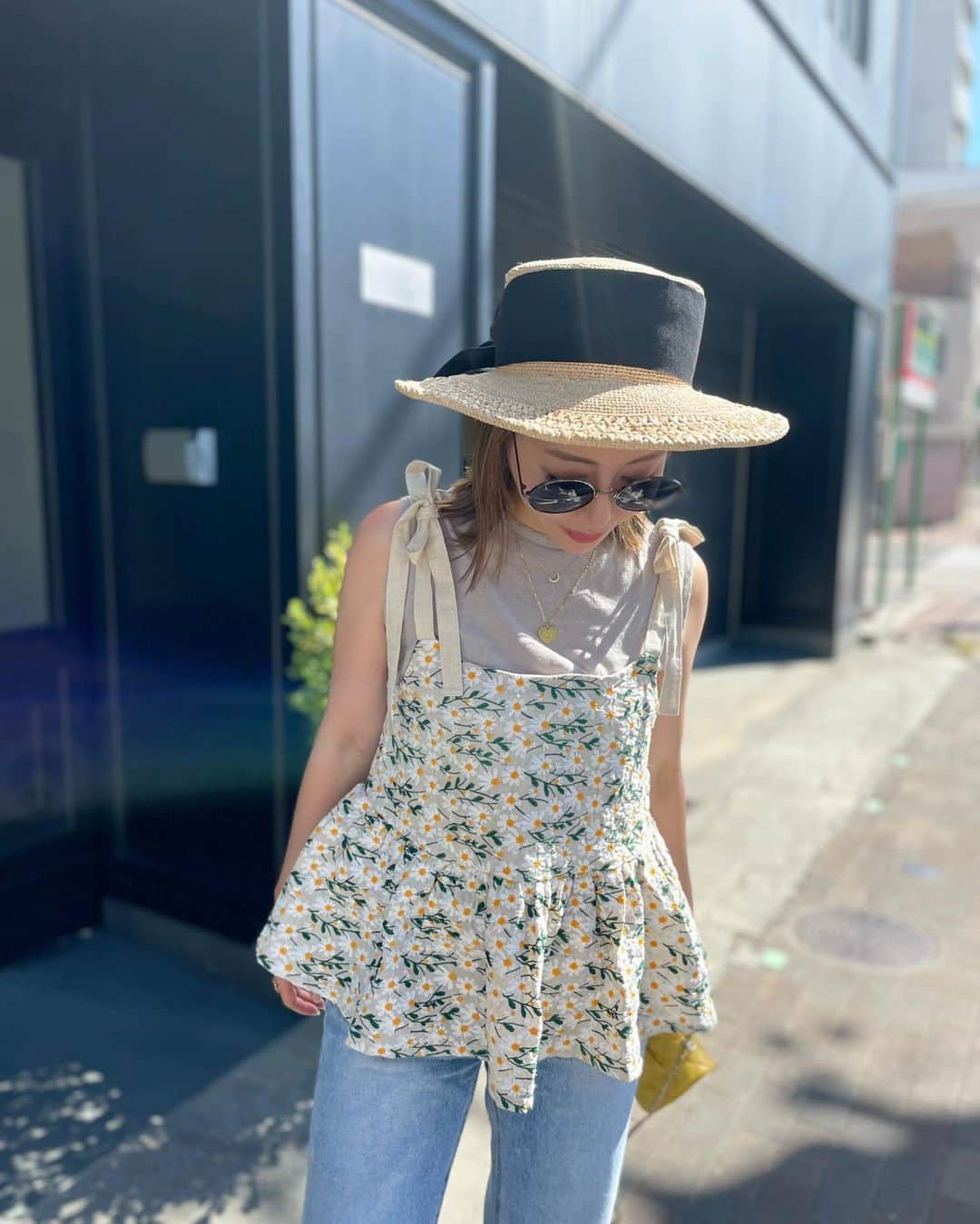 rinのインスタグラム：「⁡ ⁡ ⁡ おはようございます🌞 昨夜は LIVEお付き合いありがとう ございました🫶 ⁡ @glowplus__okao のズーズー弁の 噛み具合で和みムードからスタート した楽しい時間でした🤭 ⁡ さて、今夜は　@baybeeonline_  発売DAY♥️″ ⁡ 可愛いitemが4型入荷します‼︎ ⁡ こちらの🌼もかなり推しitemです🫶 ⁡ そして同時刻より　@glowplus_ の bigハートシリーズも発売に なります🤍🤍🤍 ⁡ デザインも可愛いく、マザーオブパールが 1つ1つ凄く綺麗なので皆様 是非ご検討下さいね🥰 ⁡ ⁡ ⁡ ⁡ ⁡ #fashion#ootd#outfit#coordinate#baybeeonline#glowplus#ファッション#コーデ#大人カジュアル#カジュアル」