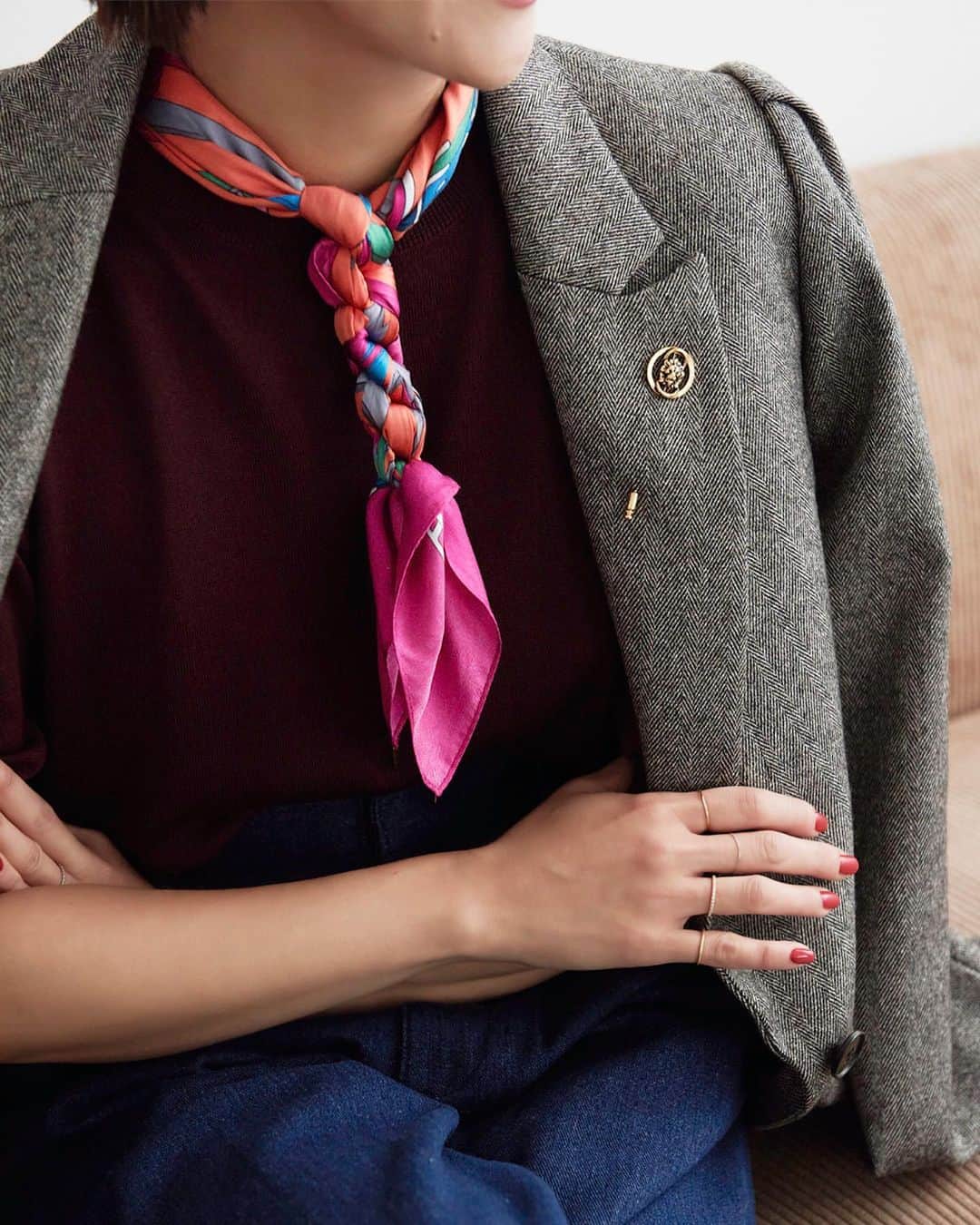 ロペさんのインスタグラム写真 - (ロペInstagram)「スタイリスト佐藤佳菜子さん(@kanakosato1019)のワンポイントレッスン！ 毎日を「格上げ」するスカーフアレンジ ⁡ 長年愛されているロペのシグネチャーアイテムのひとつ「スカーフ」。 デイリーな装いをアップデートしてくれるスカーフアイテムをカジュアルに取り入れるアレンジ方法について、スタイリスト佐藤佳菜子さんからのワンポイントレッスン！ ⁡ StylingはFeminine派もCool派も。 Arrangeはおすすめの着こなしを教えていただきました。 ⁡ ⁡ @rope_jp @jadorejunonline  #佐藤佳菜子 氏 #スカーフ #scarf #scarffashion #秋コーデ #秋カラー #ロペ #ROPÉ #ropejp」8月8日 14時20分 - rope_jp