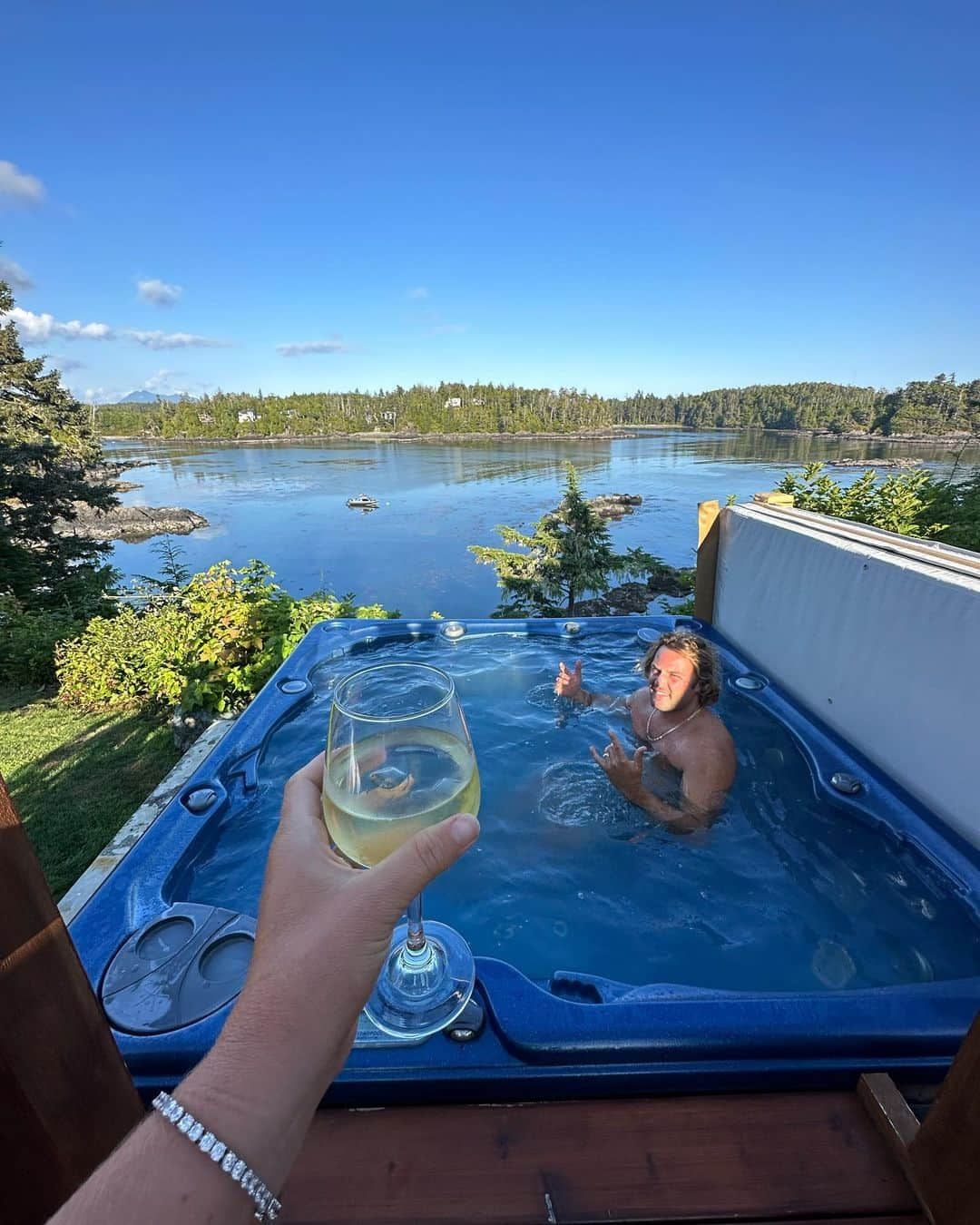 ジェイミー・アンダーソンさんのインスタグラム写真 - (ジェイミー・アンダーソンInstagram)「Healing waters 🙏   Ocean and river energy the last week felt so good! Love you all, thanks for the good trip!   🌎🐟🫶💫☀️」8月8日 8時56分 - jamieanderson