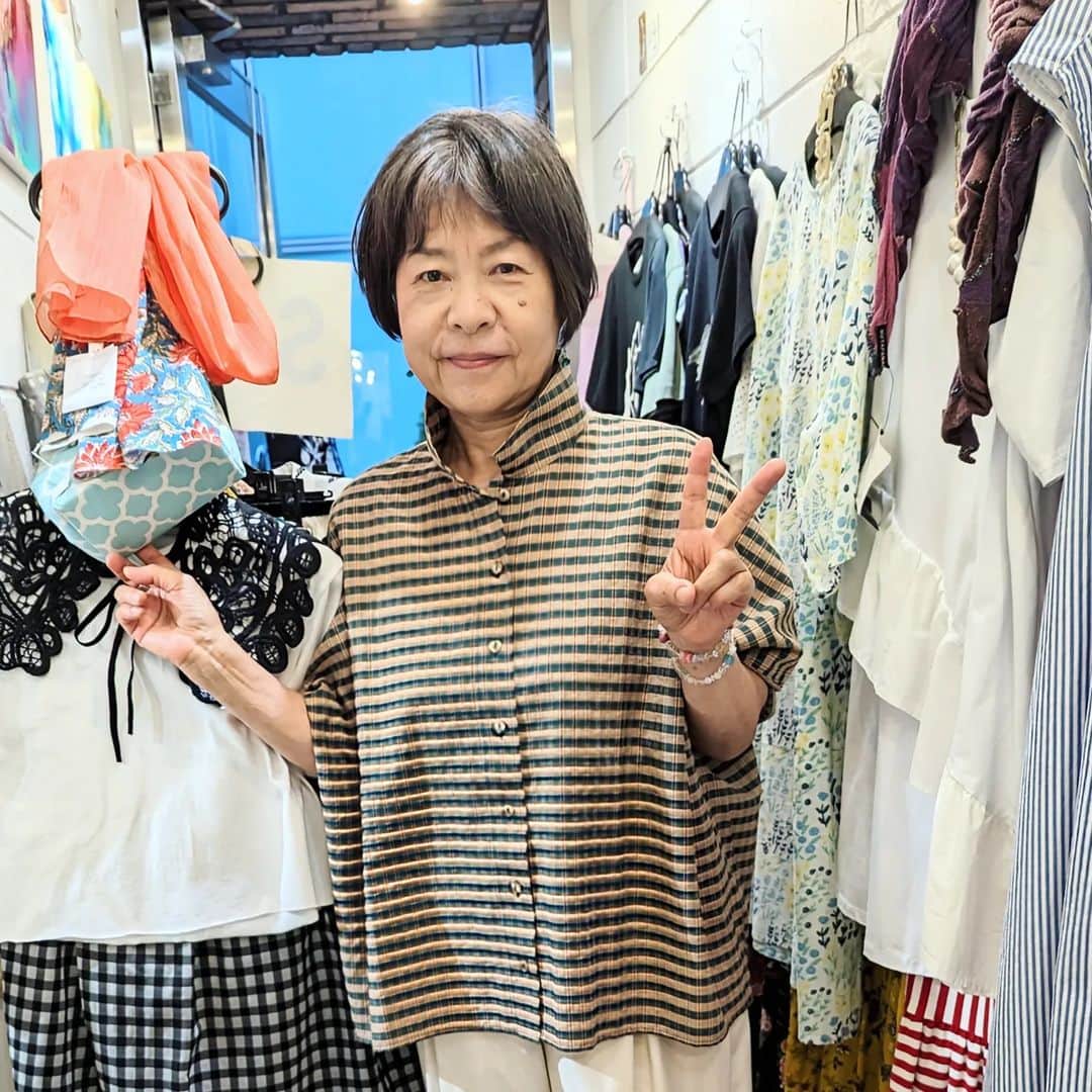 平井富子のインスタグラム：「横浜から、山ガールのヒロコさんが、久しぶりに会いに来てくれました！  最近は、ボランティアで地元の畑を手伝っているとか。登山も時々。楽しんでますね〜  麻のオシャレなトップス、爽やかなスカーフ等気に入って頂きました。ステキ〜  また、遊びに来てね！」