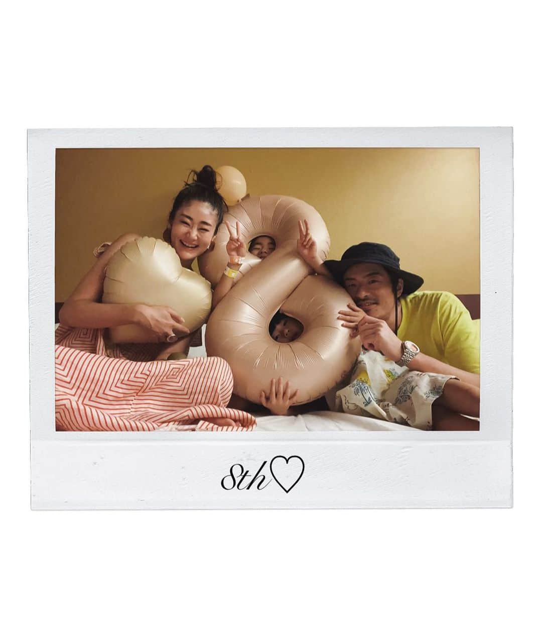 ジュジュのインスタグラム：「坊8歳birthday🩵  写真はコレが良いらしー笑 8歳しかこの撮り方は出来ないからじゃー記念にコレで♡笑  坊はママを選んで生まれて来たんだよーって小さい頃から言ってくれる🩵  ホントにその通りなのかな？と思う位日々沢山の幸せをありがとう...🫶🥹  最近はただ(親として♡)可愛いだけで無くて、対人間なんだなぁって思う成長もあり、刺激を沢山受けるっ💪  私も母親として、恥ずべき事が無い様に共に成長を続けたいナと思う日々。。。  男の子と居れる時間はきっと思ってるよりも短いと思うけど、側を離れていくその日まで、見守り、共に思いっきり楽しみ、沢山の事を共有していこうね♡💋  坊8歳おめでとう🎂🎈 今年もまだママと手を繋いでくれてる🩵笑#キロク  #坊 #8歳 #birthday #🎂」