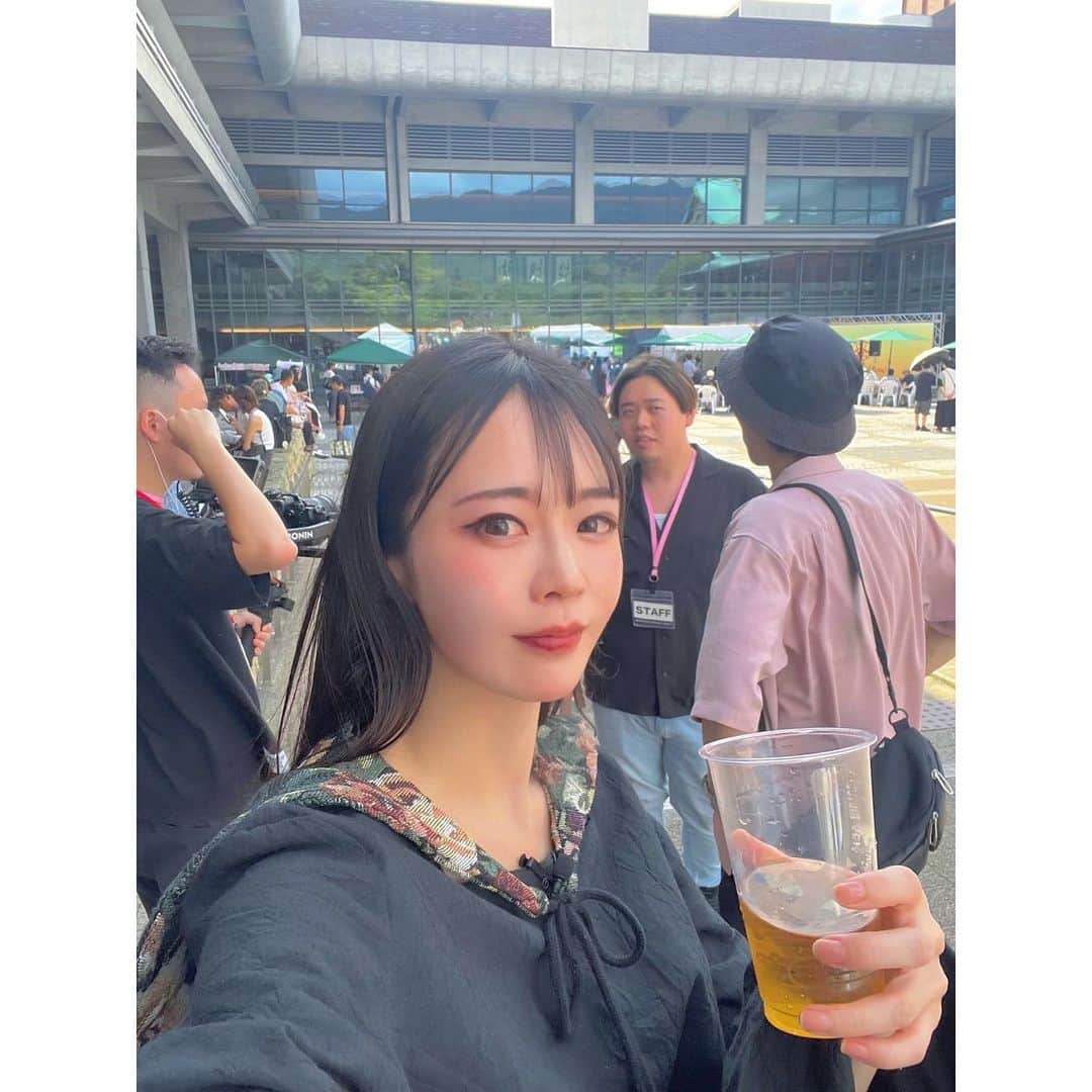 小泉みゆきのインスタグラム：「ひときわ濃いお化粧と秋っぽい衣装はステージ用。 そのまま外ロケしょったら偶々ファンの方と遭遇して、のどかわいた😭っていよったら、なんかまたビール差し入…  かつあgた」