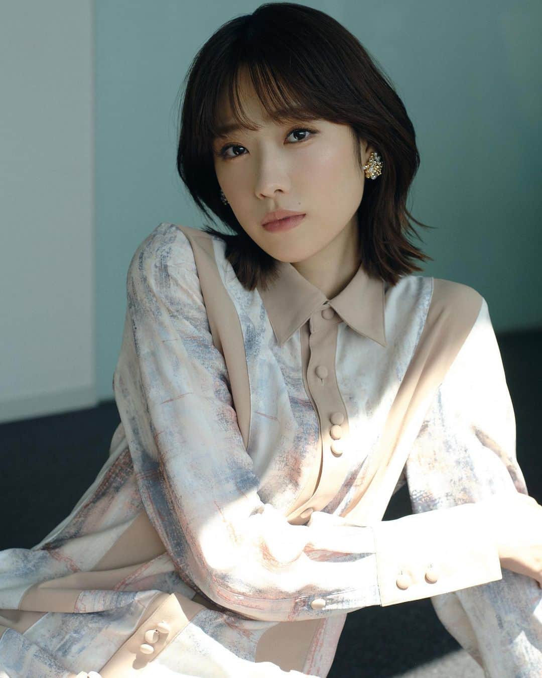 のインスタグラム：「放送中のドラマ『 #ハレーションラブ 』で主人公の深山朱莉を演じている #髙橋ひかる さん。フィルムカメラで風景を撮影するのが趣味という女子大生役という設定もあり、台本にはカメラの機種まで細かく書いてあったとか。髙橋さんは「習字もこっそり二度書きしちゃうタイプなので（笑）、一発でとか、見ているものをそのまま素直に映し出す、というのが苦手」と話しつつも、「今回の撮影をきっかけにフィルムカメラに触れてみて、これからちょっとハマりそうだな、撮ってみたいなと思いました」と話されていました。  ドラマについてたっぷり語っていただいたインタヴューは9月号（8/18売り） #バァフアウト! にて掲載しています！　写真は誌面未使用カット。（堂前）  撮影 / 志村 颯 スタイリング / 宇田川彩子 ヘア＆メイクアップ/ 鈴木海希子  #hikarutakahashi  #barfout  #portrait  #photography  #dramajapan」
