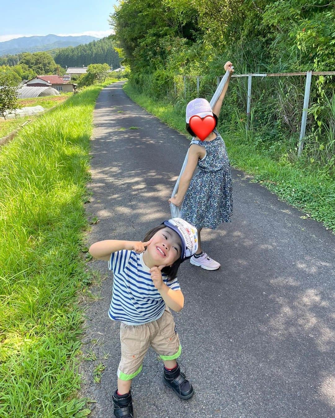 桜田聖子さんのインスタグラム写真 - (桜田聖子Instagram)「毎日暑いですが、皆さん、元気にお過ごしですか☀️  テルマは、元気いっぱい、夏を楽しんでいます🌻  先日、ママの実家がある、岐阜県に行ってきました🚗  ばぁばの別荘にもお泊まりして、中津川という、緑がいーっぱいの自然の中で、伸び伸びと走りまくりました🌳  やっぱり自然は良いねー🌿  子供達も、いつも以上に、伸び伸びとして、ママも自然に沢山の癒しをもらって帰ってきましたー😊😊😊  皆さんも、熱中症には気をつけながら、楽しい夏をお過ごし下さいね❣️  #downsyndrome #specialneeds #trisomy21 #ダウン症 #ダウン症候群 #トリソミー21 #4歳5ヶ月 #成長記録 #生まれてきてくれてありがとう  #心室中隔欠損症  #男の子ママ  #男の子 #boy #ダウン症ボーイ #trisomy21boy #岐阜県  #大垣市  #中津川市」8月8日 9時32分 - seikosakurada