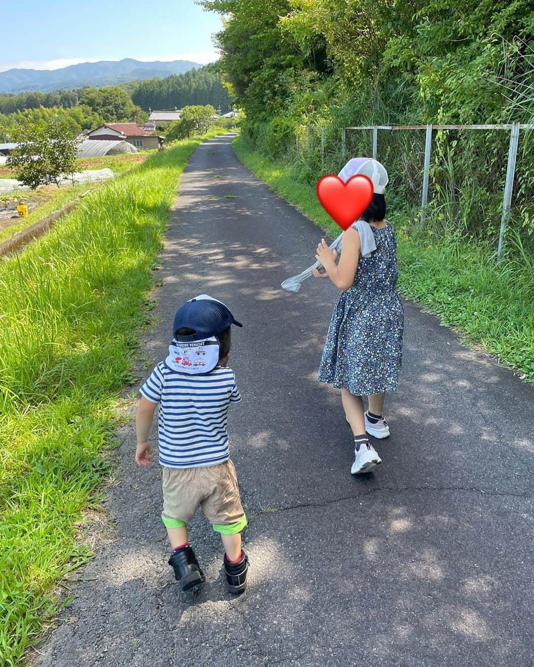 桜田聖子さんのインスタグラム写真 - (桜田聖子Instagram)「毎日暑いですが、皆さん、元気にお過ごしですか☀️  テルマは、元気いっぱい、夏を楽しんでいます🌻  先日、ママの実家がある、岐阜県に行ってきました🚗  ばぁばの別荘にもお泊まりして、中津川という、緑がいーっぱいの自然の中で、伸び伸びと走りまくりました🌳  やっぱり自然は良いねー🌿  子供達も、いつも以上に、伸び伸びとして、ママも自然に沢山の癒しをもらって帰ってきましたー😊😊😊  皆さんも、熱中症には気をつけながら、楽しい夏をお過ごし下さいね❣️  #downsyndrome #specialneeds #trisomy21 #ダウン症 #ダウン症候群 #トリソミー21 #4歳5ヶ月 #成長記録 #生まれてきてくれてありがとう  #心室中隔欠損症  #男の子ママ  #男の子 #boy #ダウン症ボーイ #trisomy21boy #岐阜県  #大垣市  #中津川市」8月8日 9時32分 - seikosakurada