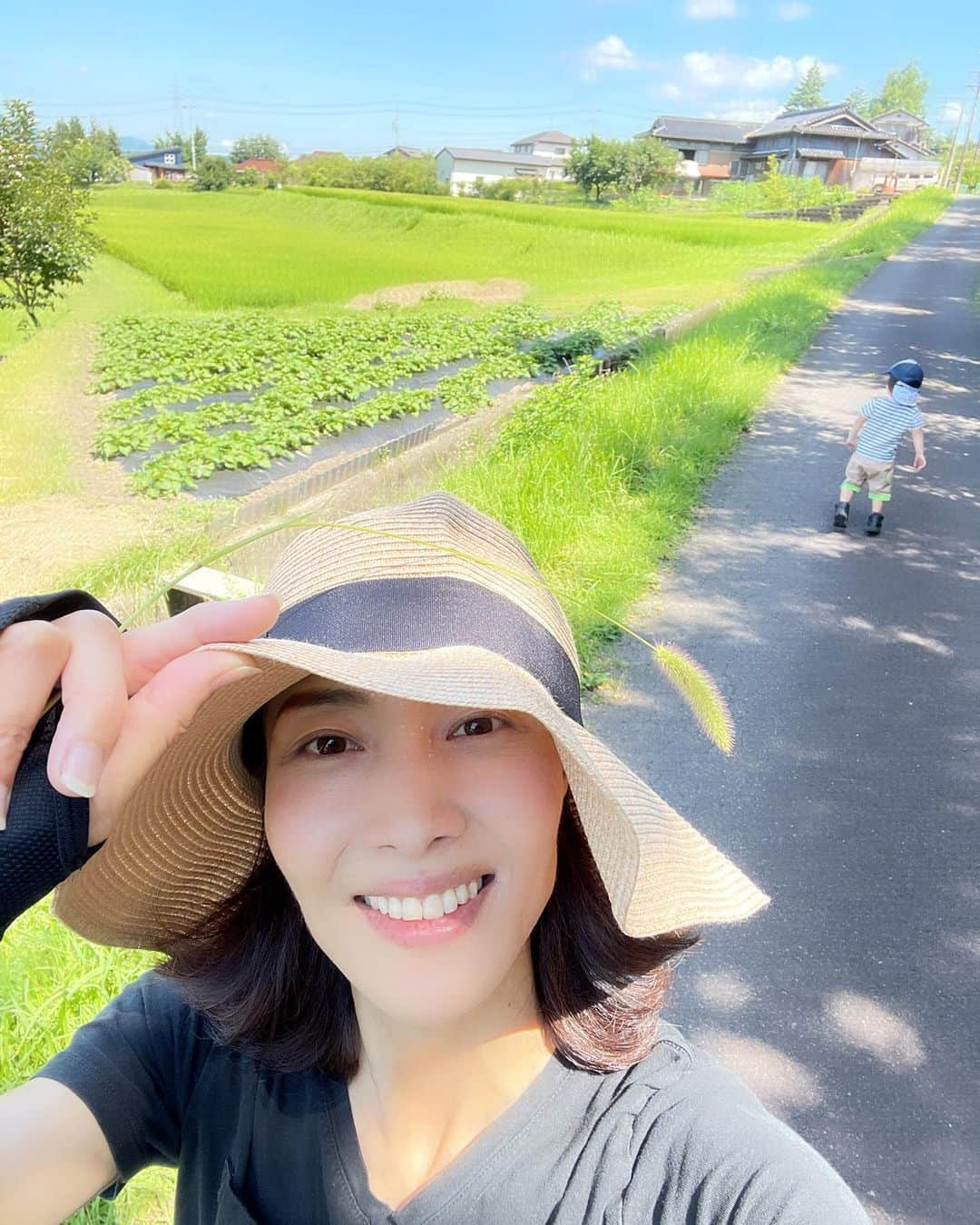 桜田聖子さんのインスタグラム写真 - (桜田聖子Instagram)「毎日暑いですが、皆さん、元気にお過ごしですか☀️  テルマは、元気いっぱい、夏を楽しんでいます🌻  先日、ママの実家がある、岐阜県に行ってきました🚗  ばぁばの別荘にもお泊まりして、中津川という、緑がいーっぱいの自然の中で、伸び伸びと走りまくりました🌳  やっぱり自然は良いねー🌿  子供達も、いつも以上に、伸び伸びとして、ママも自然に沢山の癒しをもらって帰ってきましたー😊😊😊  皆さんも、熱中症には気をつけながら、楽しい夏をお過ごし下さいね❣️  #downsyndrome #specialneeds #trisomy21 #ダウン症 #ダウン症候群 #トリソミー21 #4歳5ヶ月 #成長記録 #生まれてきてくれてありがとう  #心室中隔欠損症  #男の子ママ  #男の子 #boy #ダウン症ボーイ #trisomy21boy #岐阜県  #大垣市  #中津川市」8月8日 9時32分 - seikosakurada