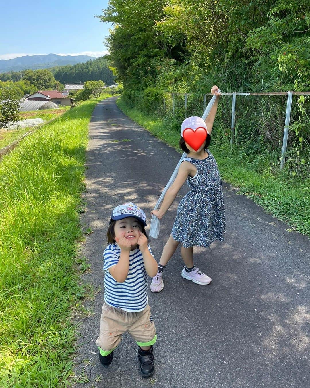 桜田聖子さんのインスタグラム写真 - (桜田聖子Instagram)「毎日暑いですが、皆さん、元気にお過ごしですか☀️  テルマは、元気いっぱい、夏を楽しんでいます🌻  先日、ママの実家がある、岐阜県に行ってきました🚗  ばぁばの別荘にもお泊まりして、中津川という、緑がいーっぱいの自然の中で、伸び伸びと走りまくりました🌳  やっぱり自然は良いねー🌿  子供達も、いつも以上に、伸び伸びとして、ママも自然に沢山の癒しをもらって帰ってきましたー😊😊😊  皆さんも、熱中症には気をつけながら、楽しい夏をお過ごし下さいね❣️  #downsyndrome #specialneeds #trisomy21 #ダウン症 #ダウン症候群 #トリソミー21 #4歳5ヶ月 #成長記録 #生まれてきてくれてありがとう  #心室中隔欠損症  #男の子ママ  #男の子 #boy #ダウン症ボーイ #trisomy21boy #岐阜県  #大垣市  #中津川市」8月8日 9時32分 - seikosakurada