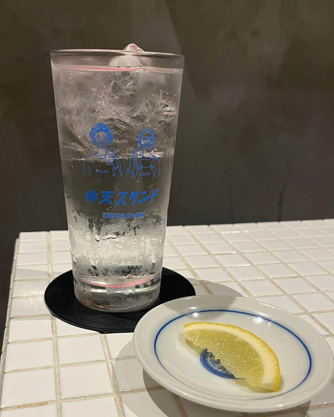 新海史子さんのインスタグラム写真 - (新海史子Instagram)「🍺🍶♡  愛してやまない、弁天スタンドさんへ。  おつまみのセンス、味、量ともにどんぴしゃ。  ここに来たら生ビールより瓶ビールです。(サッポロ赤星・中瓶)  続いて、日本酒ソーダなるものを発見して〆張鶴をチョイス！ すっきり淡麗なお酒がシュワシュワ炭酸で爽快に！味変でレモン投入したらエンドレスにいけるやつでした。  ちなみに、日没後メニュー表の前で写真を撮ると無加工でも盛れます。  #新潟グルメ  #新潟居酒屋  #酒呑み女子 と #筋トレ女子」8月8日 9時35分 - shinkai.0305