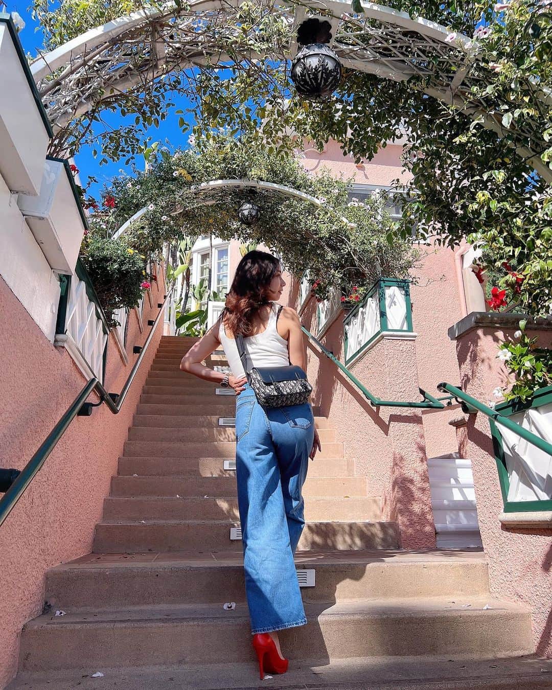 のインスタグラム：「日本では中々出番の少なくなったルブタンも ビバリーヒルズでは生き生きしてた❤️  Tops @reformation  Denim @ragandbone  Heels @louboutinworld  Bag @dior   #るみな服#ootd#fashion#reformation #christianlouboutin #ragbone #beverlyhillshotel #ビバリーヒルズホテル#losangeles #dior」