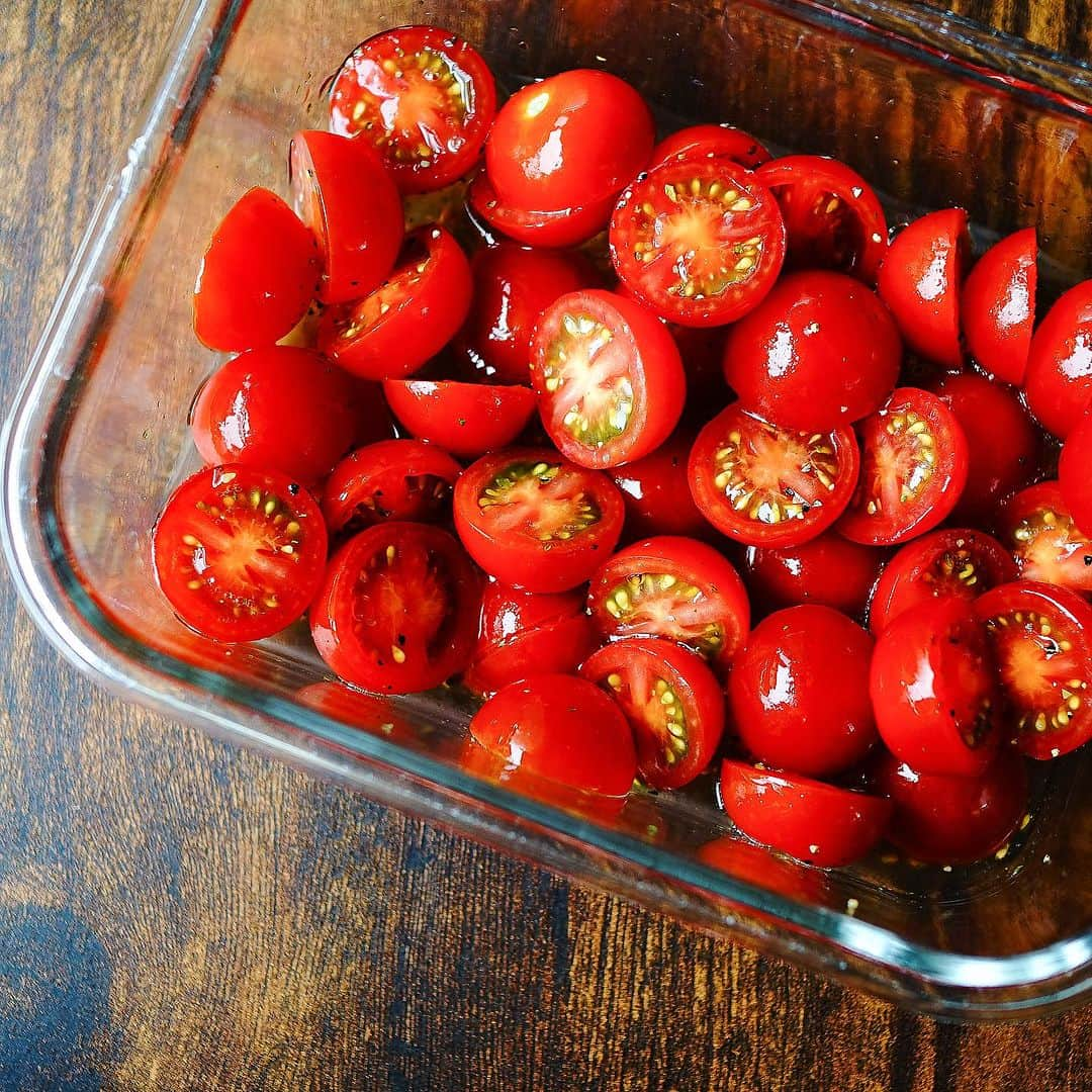 おがわひろこさんのインスタグラム写真 - (おがわひろこInstagram)「無限に食べれるミニトマトのマリネ🍅 さっぱりだから毎日飽きずに食べれます。 食欲落ちてる方もきっとコレならガツガツ食べれるはず‼️  【材料】　　　　 ・ミニトマト　　　20個 ⌾オリーブオイル　小さじ1 ⌾酢　大さじ1 ⌾レモン汁　大さじ2 ⌾ガムシロップ　2個 ⌾ハーブソルト　小さじ1 ⌾ブラックペッパー　少々  ❶◎を混ぜてマリネ液を作り、半分に切ったミニトマトを漬け込む ❷冷蔵庫で30分くらい冷やしたら完成」8月8日 9時41分 - hiroogw