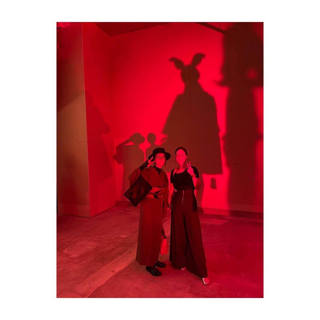 吉田羊のインスタグラム：「キモノ備忘録。  1）おはるとマルジェラデート🎬  2022年「アーティザナル」コレクションを展示した『シネマ・インフェルノ』。クリエイティブ・ディレクター、ジョン・ガリアーノが構想した物語に基づき、オートクチュールと映画、演劇が一体化したアッサンブラージュ・パフォーマンス。  細部に至るガリアーノのこだわりと日本のマルジェラファンへの愛が見れて、何時間でも居たい劇空間。8月15日(火)までやってます。ぜひ。  Maison Margiela 'Cinema Inferno' installation   ‘Cinema Inferno’ @パークウェースクエア2 東京都渋谷区神南 1-19-10  2）三茶でプチ乾杯🥂  「ヒツジヒツジ」の完成を記念してこぢんまりと打ち上げ。紺の小千谷縮に大福のようなぷっくり兎🐇の半幅帯を締めました。  3）i'm donut？原宿店のプレオープン🍩  大人気アマムダコタンやi'm donut？のオーナー平子さんと。ニューオープンの原宿店では、生地を15時間熟成して作られたふわふわの生ドーナツが食べられます。飲めるドーナツ！  まだまだ、 着道楽の夏でございます。  今日も暑いね☀️🟦☁️ 皆さま、熱中症にご用心🌿✨  I spend my days in kimono a lot this summer. I hope you are enjoying the kimono too!  @maisonmargiela  @hitsuji_hitsuji_official  @i.m.donut」