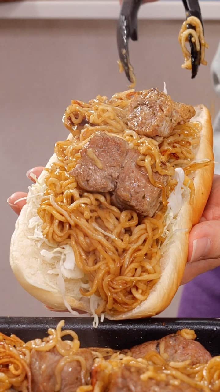 ケンティー健人のインスタグラム：「stir-fried noodles sandwich 🍜🥪」