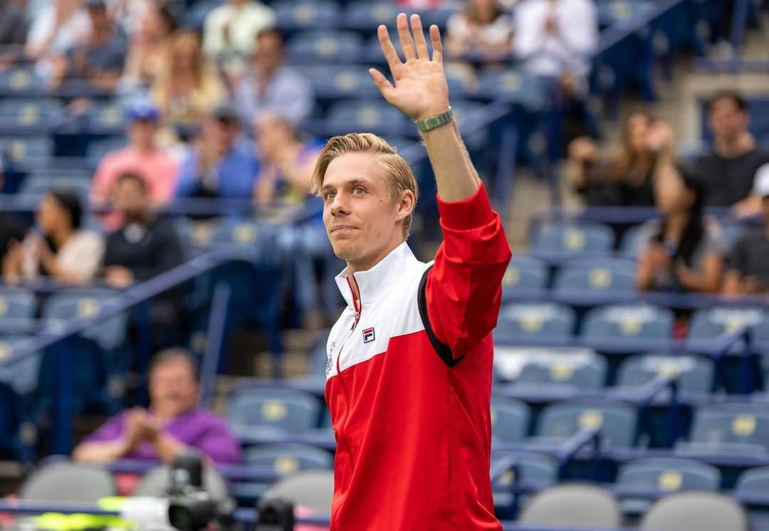 デニス・シャポバロフさんのインスタグラム写真 - (デニス・シャポバロフInstagram)「Really special to celebrate Canada’s 1st @daviscup win at home 🇨🇦❤️ Thank you Toronto!! @nbotoronto   📸 Peter Power」8月8日 9時46分 - denis.shapovalov