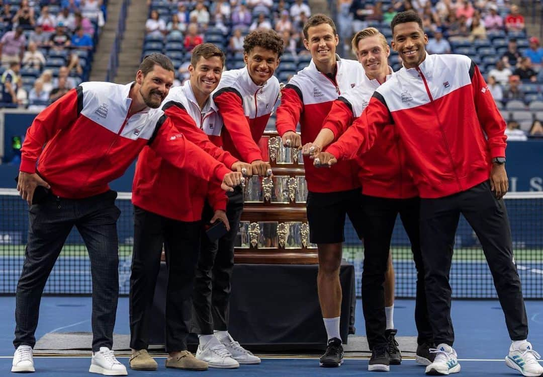 デニス・シャポバロフのインスタグラム：「Really special to celebrate Canada’s 1st @daviscup win at home 🇨🇦❤️ Thank you Toronto!! @nbotoronto   📸 Peter Power」