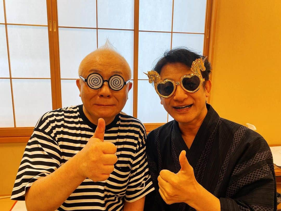 春風亭小朝さんのインスタグラム写真 - (春風亭小朝Instagram)「・  先日の南座公演を観て下さった愛之助さんの楽屋へお礼もかねて伺いました  僕が夏祭浪花鑑で疑問に思っていることを質問したら、なんと実演をしながら解説をして下さいました  愛之助さん優し過ぎる  今年から来年にかけて主役を務める西遊記の話を伺ったあと、手拭いをいただき写真をパチリ  とても親切な愛之助さんでした  #南座 #牡丹燈籠  #片岡愛之助　さん  #春風亭小朝」8月8日 10時05分 - shunputei_koasa