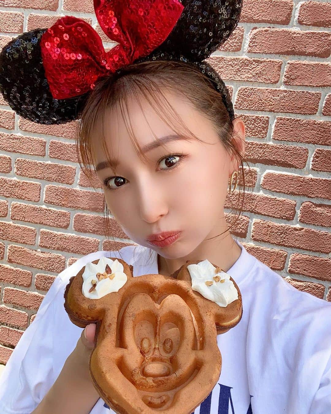 青木まりなのインスタグラム：「🐭🧇🩷  ミッキーのワッフル かわいいいいいいいい♡  ２日間ディズニー たのしんできたよ☀️  充電完了🔋 今週もがんばろー！！！！ 　 　 　 　 　 　　  　 　　 　 #東京ディズニーランド #TDL #tokyodisneyland   　 　 　 　          　 　 　 　  . . .      　    #RIZIN #RIZINガール #RIZINガール2022 #ラウンドガール #ringgirl #キックボクシング #kickboxing #キックボクシング女子 #筋トレ女子 #筋トレ #トレーニング #ダイエット #training #diet #グラビア #グラビアアイドル #グラドル #ビジョビ #bijobi #gravure #guravureidol #偶像 #性感」