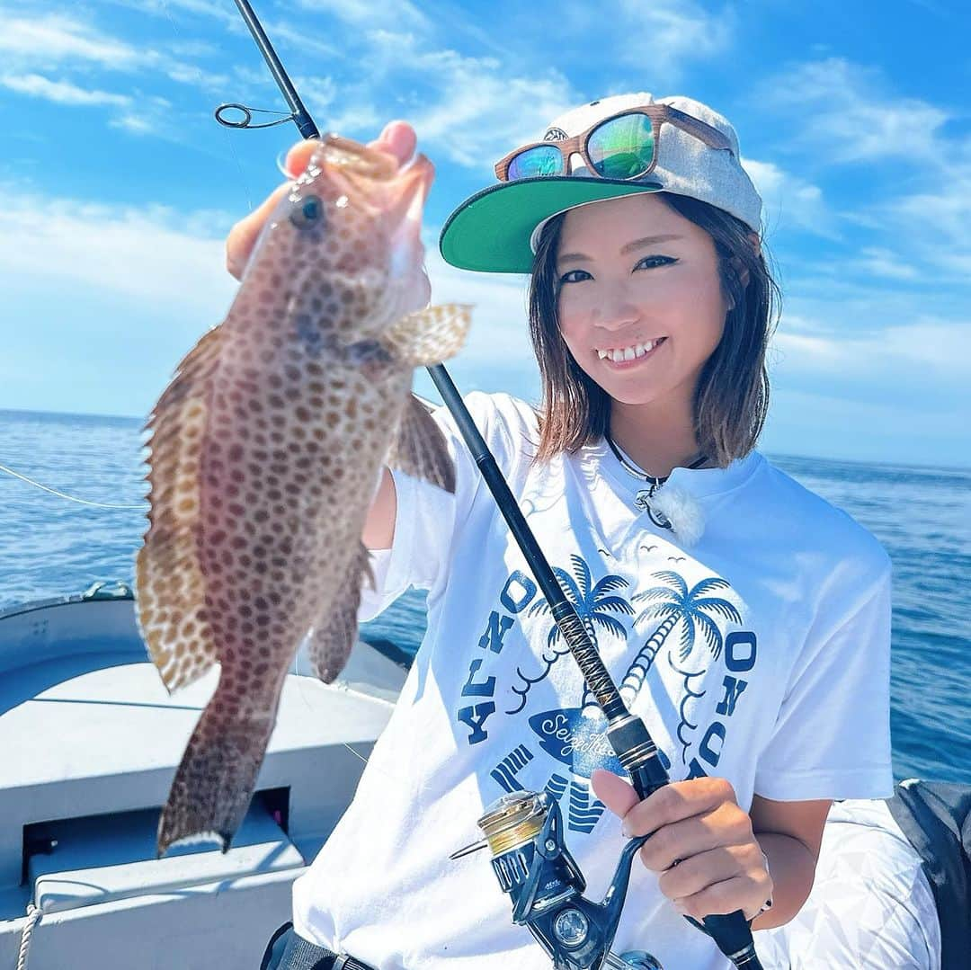 渕上万莉 のインスタグラム：「夏のロックフィッシュゲーム🐟🌴  BABABABA爆釣fishing❗️ メガバスのカンちゃんと和歌山県御坊市の#seatac  @seatac.captain さんにお世話になりました🛥☀️  港を出発して10分程の近場で 良型のアカハタ、オオモンハタが釣れまくる😍🔥  中紀にもこんなポイントあったんやー😍✨  同じ根魚でも 使うルアーで釣り分けるテクニックを教えてもらったよ✨  最後ちょっとだけSLJでも遊んだら いきなりキタマクラ来た😑  マダイやイサギも、釣れるエリアみたいなのでまたここでタイラバとかジギングもやってみたいな🛥☀️  OA📺は サンテレビ 明日8/9(水) 22:30〜23:00です❗️  是非見てねー☺️❤️  ■2023.7.21 和歌山県　御坊市 SeaTac ロックフィッシュ便  #ロックフィッシュ #ロックフィッシュゲーム  #オオモンハタ #アカハタ #メガバス #megabass #babababa爆釣fishing  #釣り #和歌山釣り #fishing  #フッチー #渕上万莉」