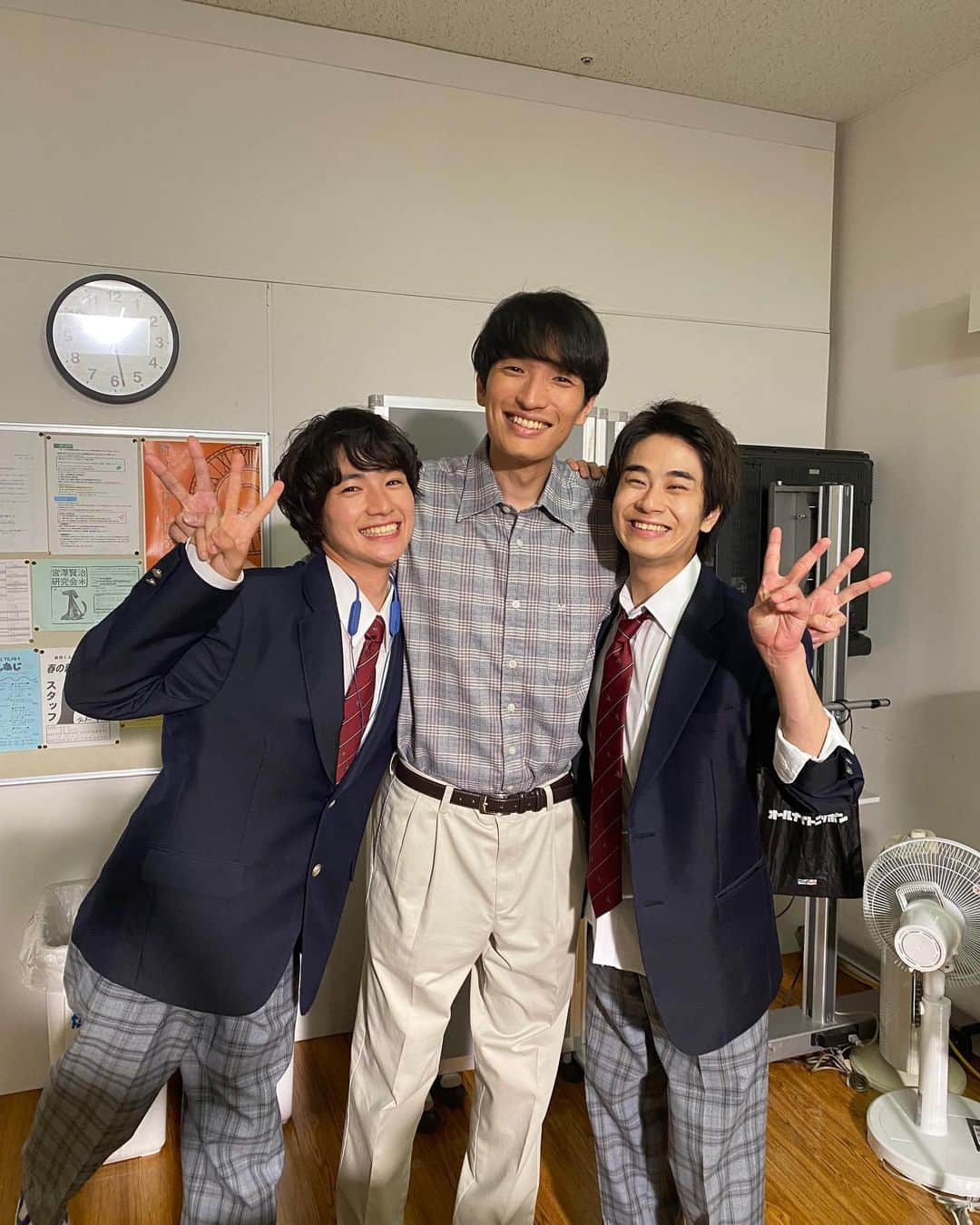 クライムファミリーさんのインスタグラム写真 - (クライムファミリーInstagram)「「#僕たちの校内放送 」  第2⃣話 今夜0時25分～放送🌙  チーム放送部？🎙 ”ヒロケン” with 吉田先生！  #2人を包み込む鈴之助さん #本当の先生みたいですね #ほっこり☺️  ▼TVerで第1話を配信中📺 https://tver.jp/lp/series/srd6tp4kig  #フジテレビ #木戸大聖 #前田旺志郎 #鈴之助 #めいちゃん #新ドラマ #夏ドラマ #深夜ドラマ #ドラマ #ラジオ #ラジオのある暮らし #放送部 #青春」8月8日 10時03分 - tue_action_fujitv