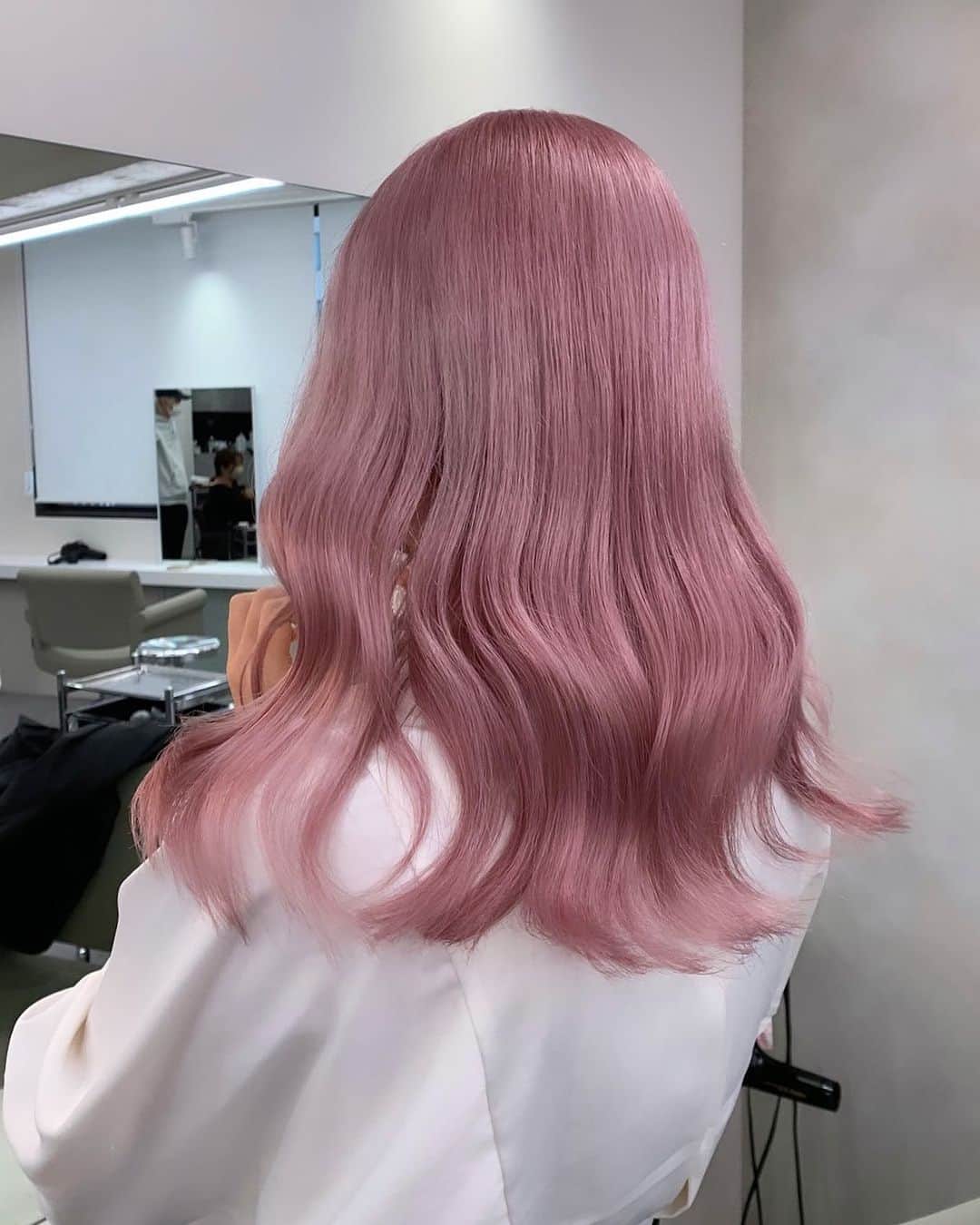Beleza_official_instagramのインスタグラム：「ブロンドに色落ちするpink🎀  #ブリーチ2回 から♡  ＊選択クーポン＊ 【emi指名限定】と記載のメニューからお選びください  カット＋Wカラー＋内部補修トリートメント　¥20,000〜 カット＋ハイブリーチカラー＋内部補修トリートメント　¥26,400〜  ご予約はプロフィールに記載のURLホットペッパー又は、dmから 初回は髪の履歴や状態によりお時間が長くかかる可能性がありますのでハイブリーチメニューでのご予約がオススメです❕  ブリーチはだれを任せるかで仕上がりも、今後の髪の状態もとっても差がでる技術です ハイクオリティなヘア是非お任せください🎀  来店時にケアの方法もたっぷり お伝えします♡ ダメージレスでムラのない艶ハイトーン一緒に育てていきましょう🌙💫  #ヘアカラートレンド#リタッチブリーチ#ブリーチカラー#ブロンド#ハイトーン#ハイトーンカラー#ハイトーンピンク#ピンクカラー#ハイトーンミルクティー#グレージュカラー#ミルクティー#ミルクティーカラー#ピンクミルクティー#ミルクティーベージュ#ブロンドヘアー#ブロンドカラー#インナーカラー#ハイトーンボブ#ホワイトピンク#ピンクベージュ#ピンクブロンド#ホワイトベージュ#ホワイトカラー#ホワイトブロンド#抜きっぱなし#抜きっぱなしブロンド#emi_special」
