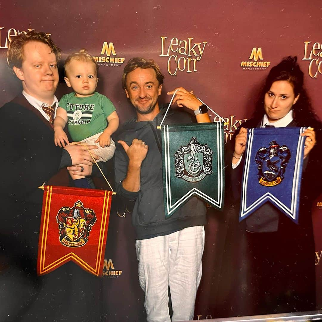 トム・フェルトンのインスタグラム：「Welcome to Slytherin young man. Dads face though 😂」