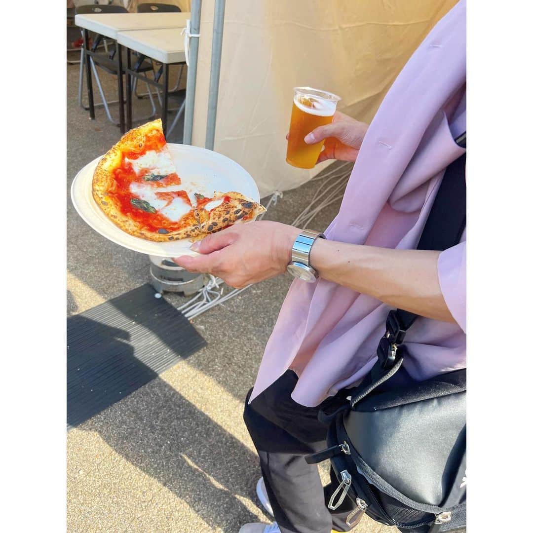 小泉みゆきのインスタグラム：「食事のタイミングが全くなく。 合間で食べられるように、スタッフさんが会場のキッチンカーで購入したものを横で持って歩いてくれて、隙を見つけては椅子に座って口に入れるという荒技。 ビールが新しくなってますね…」