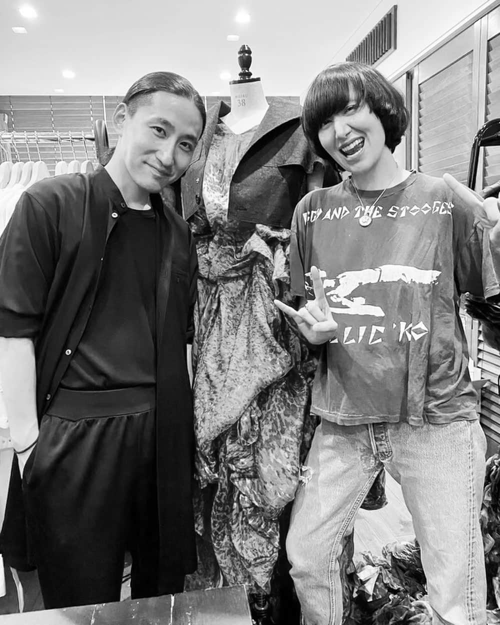 Karen Oのインスタグラム：「This is Yuima and I in his studio in Tokyo, a disruptor, a gentleman and a visionary young couture designer who created my recent structural holographic look for stage.  I’m very Inspired by his deep passion for integrating environmental stewardship into his dream weaving.  TY @yuimanakazato and Yoshi for everything 💖💖💖」