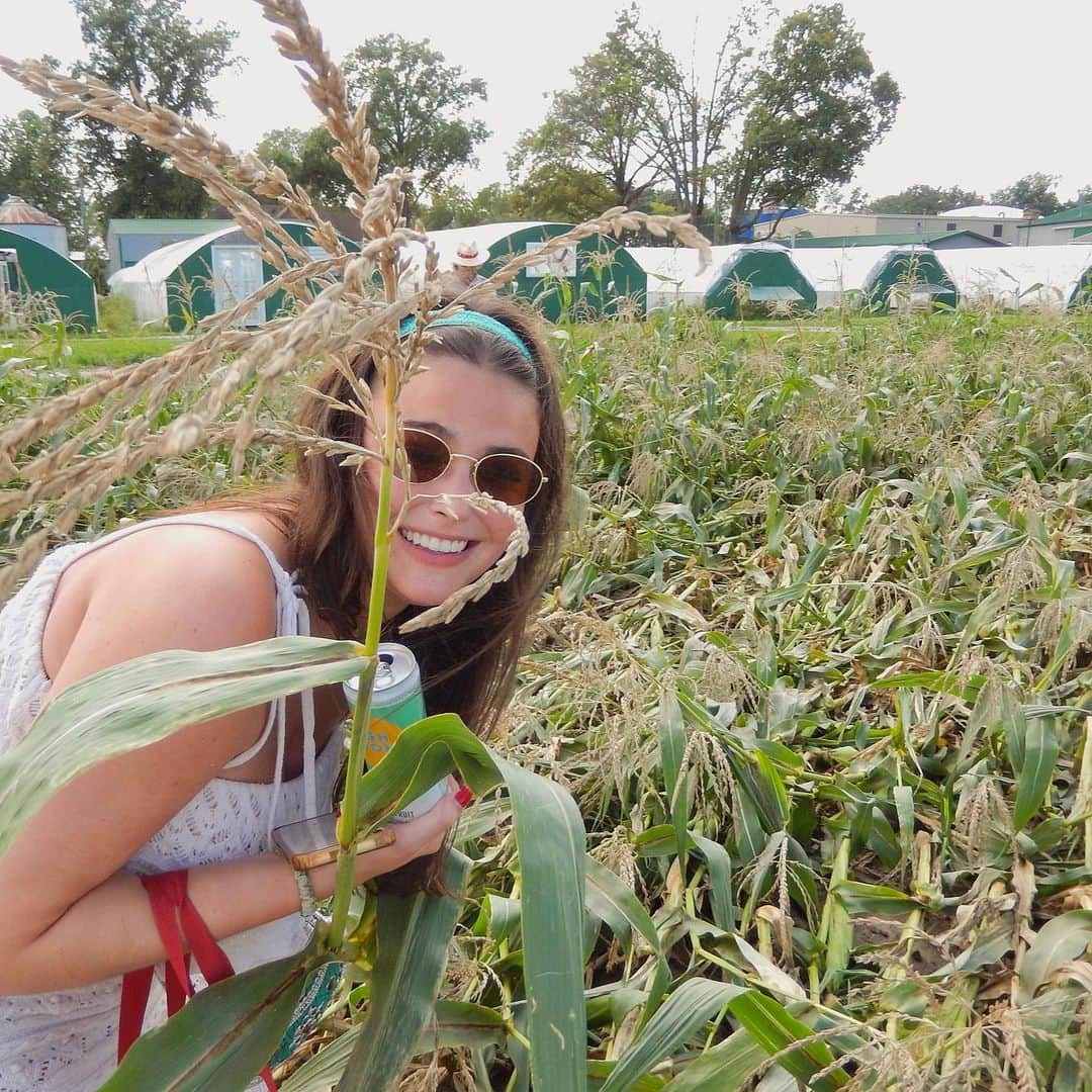 Eva Adamsのインスタグラム：「me after my corn toss performance 👉🏼👈🏼」