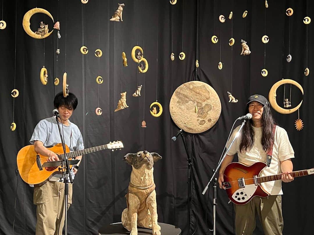 はしもとみおのインスタグラム：「2023年8月11日　夜21:00より YouTubeプレミア配信  唐津近代図書館 いきものたちの詩　言葉とメロディ　　　　　　　　　  山田稔明　タカタタイスケ　はしもとみお  展覧会開催中の唐津近代図書館の会場を貸し切って、素敵な音楽の時間を収録しました。本にまつわる曲達、木彫りの動物達が耳を澄ます中でのライブ、どなたでも無料でお楽しみいただけますので、展覧会と一体化したスペシャルなライブ風景を、ぜひご覧ください〜  https://youtu.be/q91tqMpy5Qs  #山田稔明#タカタタイスケ#はしもとみお#唐津近代図書館 #ミュージアムコンサート #exhibition #youtube #live #sculpture」