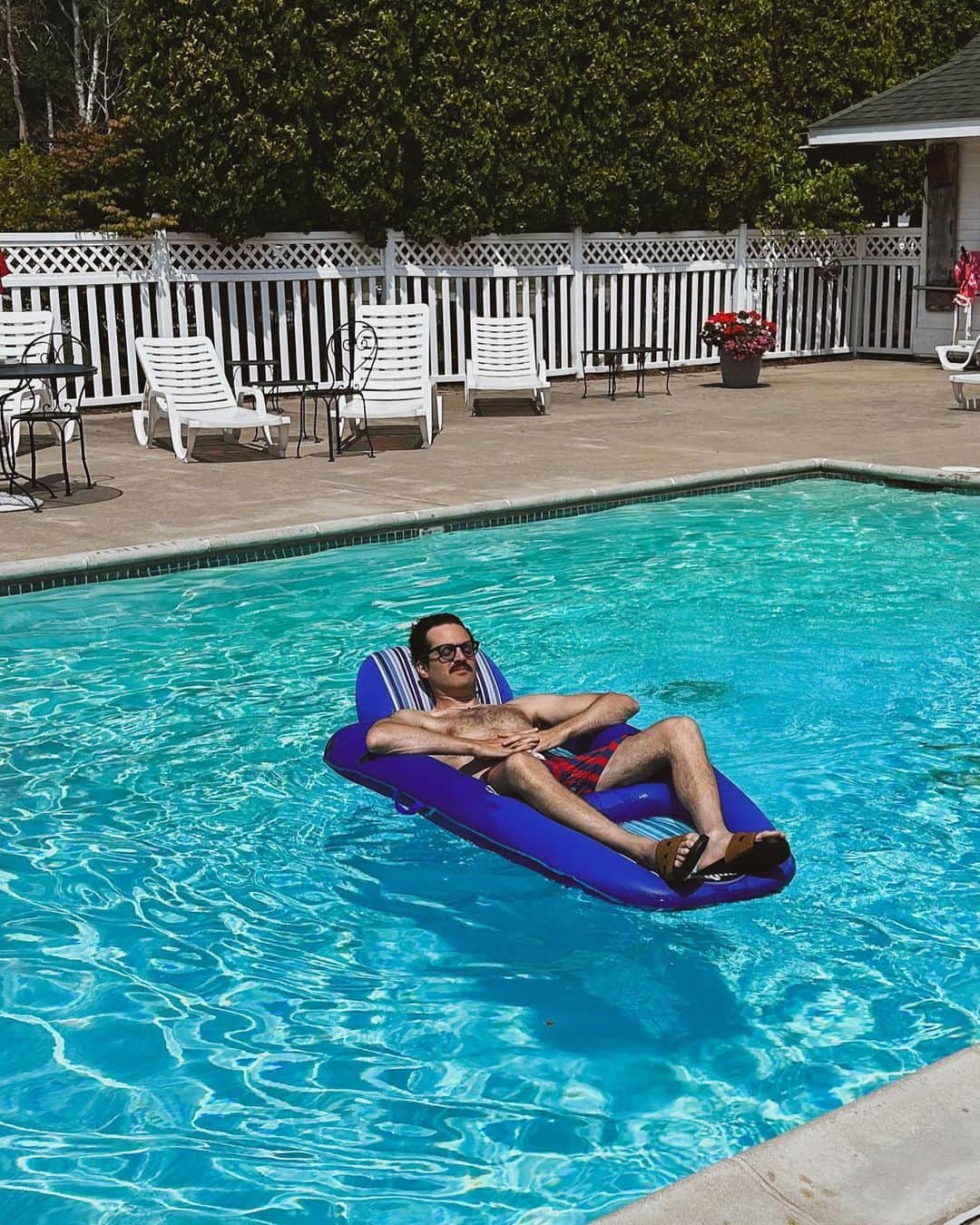 メイヤー・ホーソーンのインスタグラム：「What’s your favorite song of the summer and why is it The Pool ?」