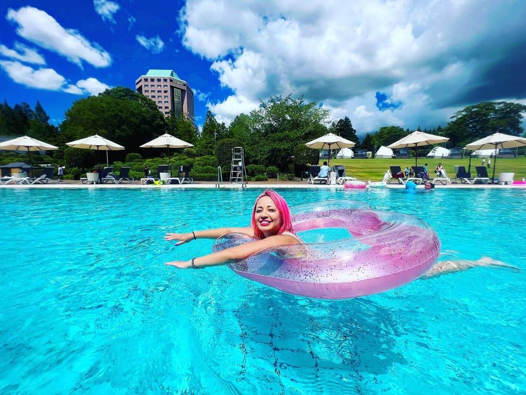 ニーコのインスタグラム：「夏休みリゾート🏝️③プール💜💜 リゾートの主役はプール😍😍 森の中にある「ラク・レマンプール」はスイスのレマン湖をかたどった全長130mの宿泊者専用プール🩵 3人で泳いでビーチバレーしてめっちゃ遊んだ！この日のために3人で入れる浮輪買った🩵 じゅちのスイミングスクールの成果、息継ぎクロールと平泳ぎもやっと生で見れた😊！スクールは見学不可なので〜 感動したのがプールサイドのフードの美味しさ🥹本当にここは食事が全て美味しい…🥹 プール、景色、気温、天気、食事、ビール、家族、全て最高の楽園🏝️ #夏休み#リゾート#家族旅行#リソルの森#ラクレマンプール #プール#リゾートプール」