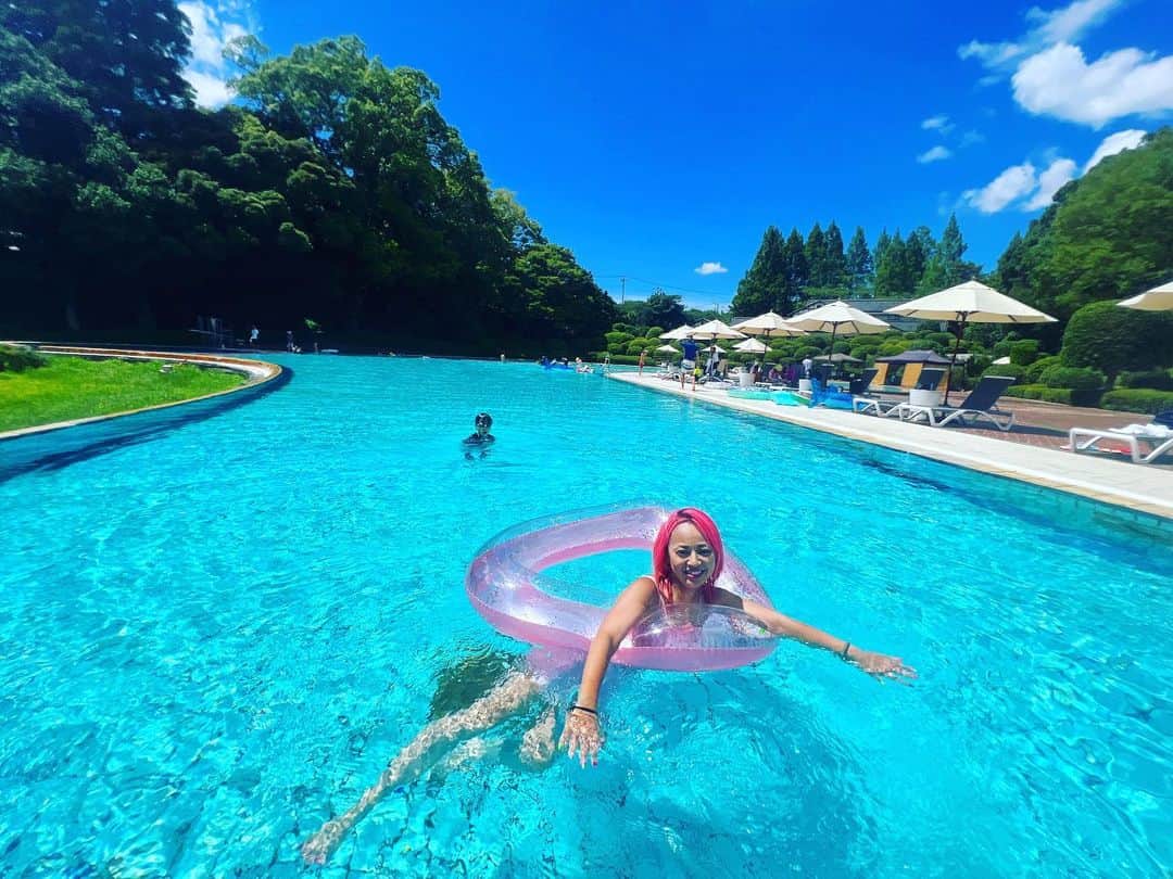 ニーコさんのインスタグラム写真 - (ニーコInstagram)「夏休みリゾート🏝️③プール💜💜 リゾートの主役はプール😍😍 森の中にある「ラク・レマンプール」はスイスのレマン湖をかたどった全長130mの宿泊者専用プール🩵 3人で泳いでビーチバレーしてめっちゃ遊んだ！この日のために3人で入れる浮輪買った🩵 じゅちのスイミングスクールの成果、息継ぎクロールと平泳ぎもやっと生で見れた😊！スクールは見学不可なので〜 感動したのがプールサイドのフードの美味しさ🥹本当にここは食事が全て美味しい…🥹 プール、景色、気温、天気、食事、ビール、家族、全て最高の楽園🏝️ #夏休み#リゾート#家族旅行#リソルの森#ラクレマンプール #プール#リゾートプール」8月8日 10時21分 - neeko_isuzu