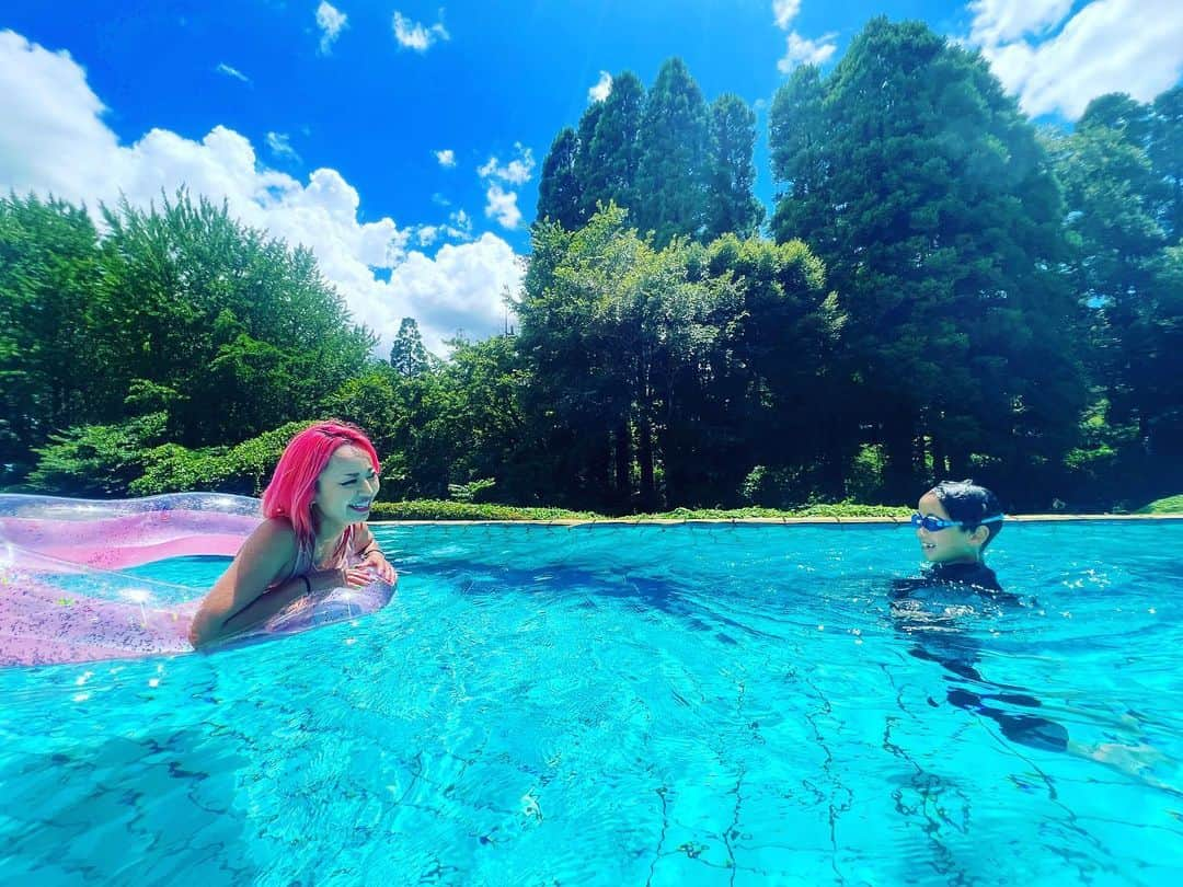 ニーコさんのインスタグラム写真 - (ニーコInstagram)「夏休みリゾート🏝️③プール💜💜 リゾートの主役はプール😍😍 森の中にある「ラク・レマンプール」はスイスのレマン湖をかたどった全長130mの宿泊者専用プール🩵 3人で泳いでビーチバレーしてめっちゃ遊んだ！この日のために3人で入れる浮輪買った🩵 じゅちのスイミングスクールの成果、息継ぎクロールと平泳ぎもやっと生で見れた😊！スクールは見学不可なので〜 感動したのがプールサイドのフードの美味しさ🥹本当にここは食事が全て美味しい…🥹 プール、景色、気温、天気、食事、ビール、家族、全て最高の楽園🏝️ #夏休み#リゾート#家族旅行#リソルの森#ラクレマンプール #プール#リゾートプール」8月8日 10時21分 - neeko_isuzu