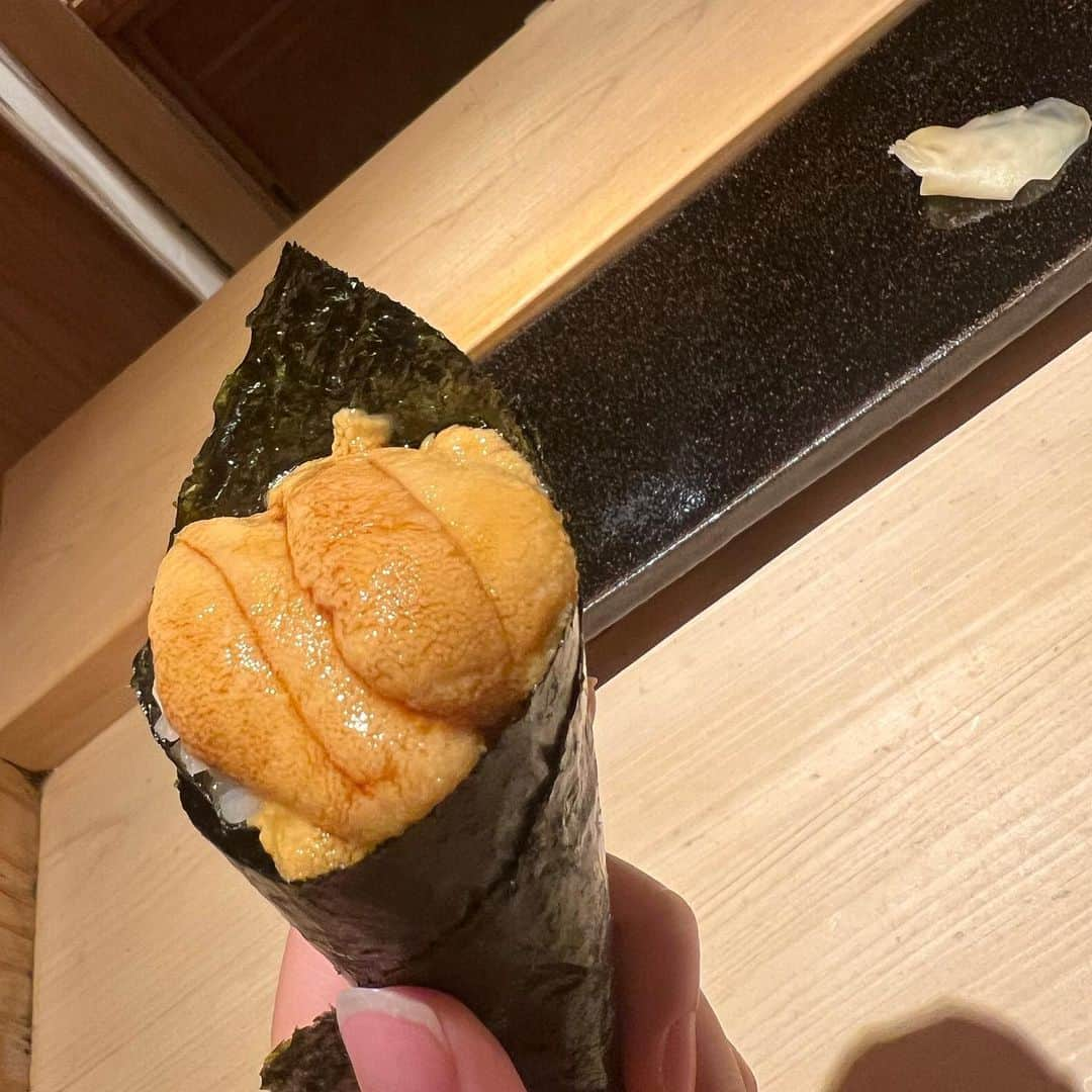 黒咲ななさんのインスタグラム写真 - (黒咲ななInstagram)「. . 久々のえん別邸🍣✨ . うには安定に美味しいんだけど べったらが大好きなの🫶✨ . あとこの日美味しかったのは イカの赤ちゃんの足🦵🏿笑 . イカ普段食べないけど優勝でした🏆✨ . あとね、とうもろこしアイス🌽 毎日食べたい🤤💛 . 日本酒もすこーし貰ったけど うましゅぎた🍶🫶 . 👶🏽と食べる美味しいご飯は 何百倍も美味しいし幸せなの🩷✨ . . #お寿司#寿司#池尻#池尻大橋 #えん#えん別邸#鮨#ディナー #寿司スタグラム#三宿グルメ  #三宿#三宿ディナー#池尻ディナー #池尻大橋グルメ」8月8日 10時24分 - kurosaki_nana