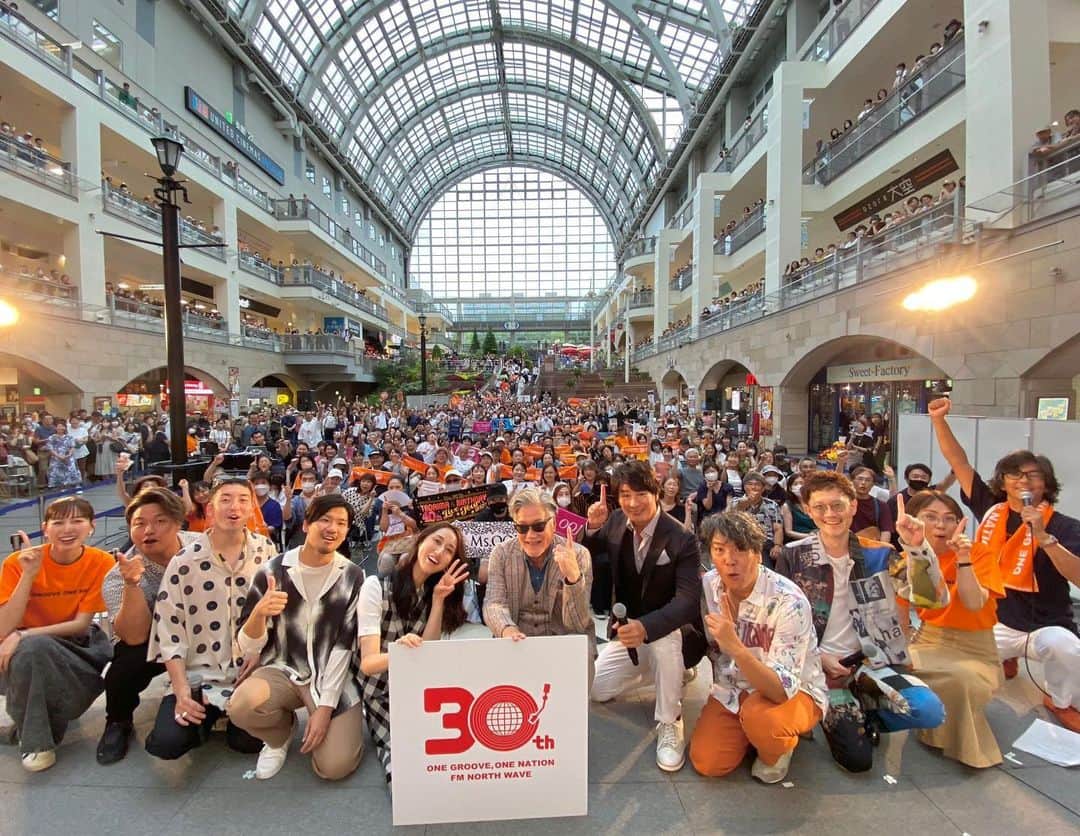 蔦谷好位置さんのインスタグラム写真 - (蔦谷好位置Instagram)「FM NORTHWAVE30周年記念ソング「ONE GROOVE ONE NATION」のお披露目イベントに参加してきました。  僕は30年前の開局の頃から東京に出るまではヘビーリスナーの1人でした。 それが時を経てこのような形でノースの30年を祝えるなんでとても幸せです。  ノースウェーブのみなさん、歌ってくれたアーティストのみなさん、そしてリスナーのみなさん本当にありがとうございました。  ※追記 このメンバーでノースの新ジングルも作りました。 毎日たくさん流れています。 こちらもめちゃくちゃかっこいいので是非チェックしてください！  #fmnorthwave  #onegrooveonenation #skooponsomebody  #msooja  #kei_hayashi  #ryutokasahara  #djyamata #furuiriho  #ヒロ福地 #森ルナ」8月8日 10時29分 - koichitsutaya
