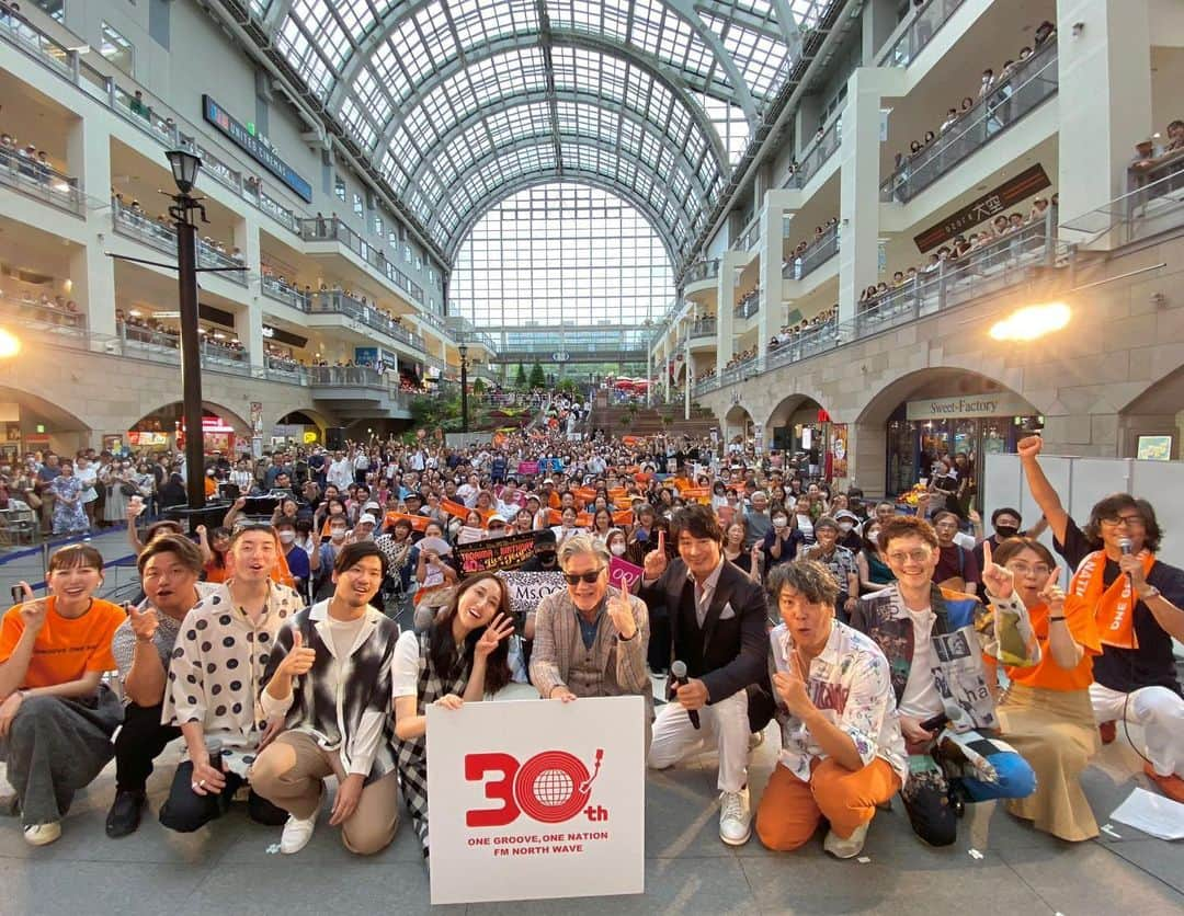 蔦谷好位置のインスタグラム：「FM NORTHWAVE30周年記念ソング「ONE GROOVE ONE NATION」のお披露目イベントに参加してきました。  僕は30年前の開局の頃から東京に出るまではヘビーリスナーの1人でした。 それが時を経てこのような形でノースの30年を祝えるなんでとても幸せです。  ノースウェーブのみなさん、歌ってくれたアーティストのみなさん、そしてリスナーのみなさん本当にありがとうございました。  ※追記 このメンバーでノースの新ジングルも作りました。 毎日たくさん流れています。 こちらもめちゃくちゃかっこいいので是非チェックしてください！  #fmnorthwave  #onegrooveonenation #skooponsomebody  #msooja  #kei_hayashi  #ryutokasahara  #djyamata #furuiriho  #ヒロ福地 #森ルナ」