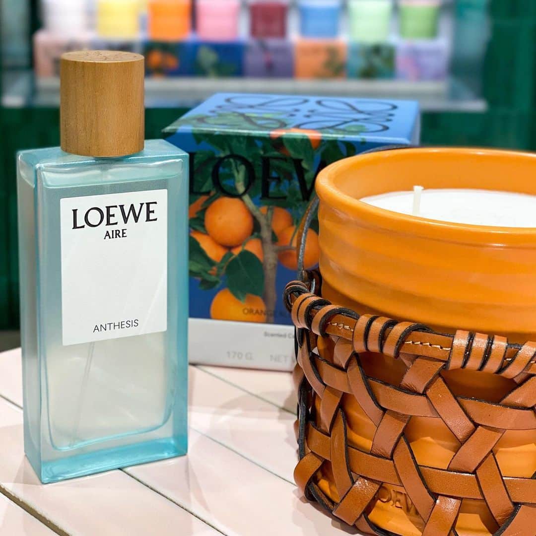 HANKYU.MODEさんのインスタグラム写真 - (HANKYU.MODEInstagram)「. LOEWE PERFUMES NEW ARRIVAL At 3F MODE  オレンジの花を連想させるキャンドル「Orange Blossom」や、LOEWEのフレグランスコレクション「ボタニカル レインボー」から、ブランドとして初めて作り上げた独自の香り「ロエベ アコード」を採用した新作香水「ロエベ アイレ アンセシス(LOEWE Aire Anthesis)」が登場。洋ナシを主役にしたフルーティーフローラルな香り。  一部商品は阪急公式オンラインストアでも販売中。  Page1‐3 オードゥ パルファン”ロエベ アイレ アンセシス” 50ml 21,340円 / 100ml 31,790円  キャンドル オレンジブロッサム S 13,310円 / M 27,500円 / L 57,970円  キャンドルバスケット　118,030円 リッド S 6,050円から  Page6 ワックスキャンドルホルダー オレンジブロッサム　18,480円  Page7 左） オードゥ トワレ “ロエベ アイレ ア ミ アイレ” 50ml 13,750円 / 100ml 19,800円  真ん中・右）  オードゥ トワレ “ロエベ アグア マルドコーラル” 50ml 12,760円 / 100ml 16,720円  #LOEWEPERFUMES #ロエベパルファム #新作 #hankyumode #阪急うめだ本店 #うめはん #LOEWE #ロエベ #フレグランス #パルファム #香水 #ルームフレグランス #香り好き #キャンドル #アロマキャンドル #ロエベ香水  #オレンジブロッサム #シトラス」8月8日 12時00分 - hankyumode