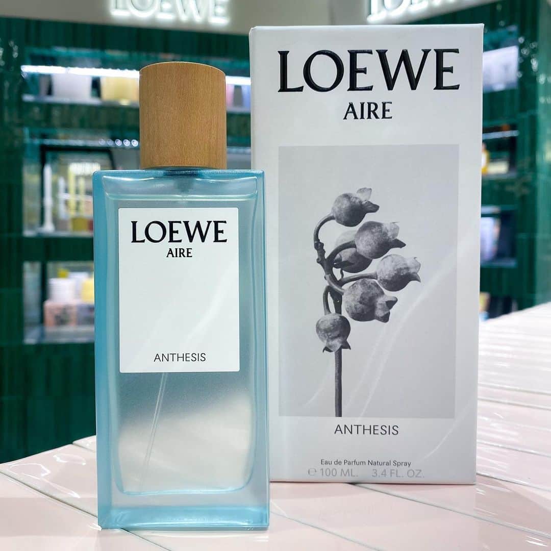 HANKYU.MODEさんのインスタグラム写真 - (HANKYU.MODEInstagram)「. LOEWE PERFUMES NEW ARRIVAL At 3F MODE  オレンジの花を連想させるキャンドル「Orange Blossom」や、LOEWEのフレグランスコレクション「ボタニカル レインボー」から、ブランドとして初めて作り上げた独自の香り「ロエベ アコード」を採用した新作香水「ロエベ アイレ アンセシス(LOEWE Aire Anthesis)」が登場。洋ナシを主役にしたフルーティーフローラルな香り。  一部商品は阪急公式オンラインストアでも販売中。  Page1‐3 オードゥ パルファン”ロエベ アイレ アンセシス” 50ml 21,340円 / 100ml 31,790円  キャンドル オレンジブロッサム S 13,310円 / M 27,500円 / L 57,970円  キャンドルバスケット　118,030円 リッド S 6,050円から  Page6 ワックスキャンドルホルダー オレンジブロッサム　18,480円  Page7 左） オードゥ トワレ “ロエベ アイレ ア ミ アイレ” 50ml 13,750円 / 100ml 19,800円  真ん中・右）  オードゥ トワレ “ロエベ アグア マルドコーラル” 50ml 12,760円 / 100ml 16,720円  #LOEWEPERFUMES #ロエベパルファム #新作 #hankyumode #阪急うめだ本店 #うめはん #LOEWE #ロエベ #フレグランス #パルファム #香水 #ルームフレグランス #香り好き #キャンドル #アロマキャンドル #ロエベ香水  #オレンジブロッサム #シトラス」8月8日 12時00分 - hankyumode