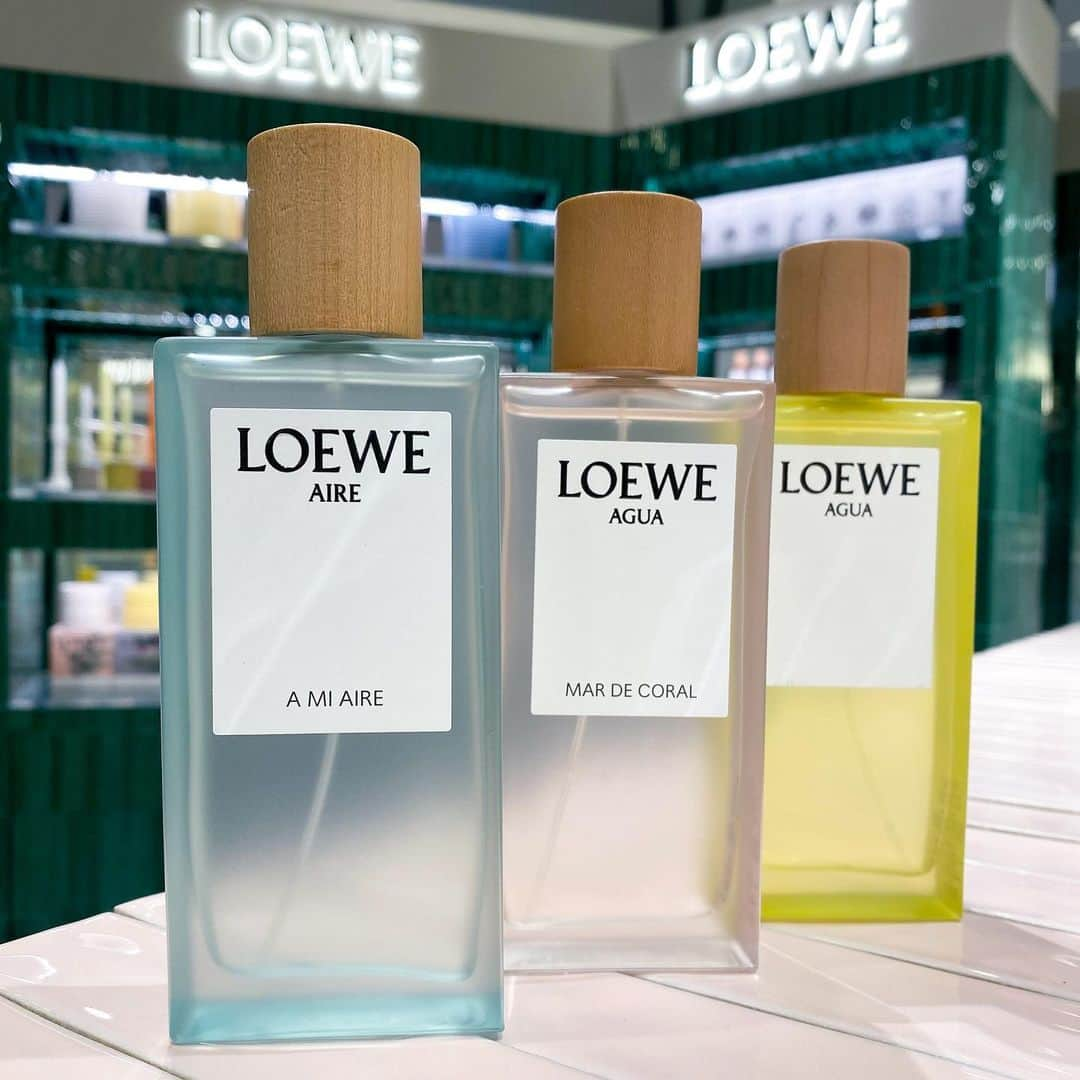 HANKYU.MODEさんのインスタグラム写真 - (HANKYU.MODEInstagram)「. LOEWE PERFUMES NEW ARRIVAL At 3F MODE  オレンジの花を連想させるキャンドル「Orange Blossom」や、LOEWEのフレグランスコレクション「ボタニカル レインボー」から、ブランドとして初めて作り上げた独自の香り「ロエベ アコード」を採用した新作香水「ロエベ アイレ アンセシス(LOEWE Aire Anthesis)」が登場。洋ナシを主役にしたフルーティーフローラルな香り。  一部商品は阪急公式オンラインストアでも販売中。  Page1‐3 オードゥ パルファン”ロエベ アイレ アンセシス” 50ml 21,340円 / 100ml 31,790円  キャンドル オレンジブロッサム S 13,310円 / M 27,500円 / L 57,970円  キャンドルバスケット　118,030円 リッド S 6,050円から  Page6 ワックスキャンドルホルダー オレンジブロッサム　18,480円  Page7 左） オードゥ トワレ “ロエベ アイレ ア ミ アイレ” 50ml 13,750円 / 100ml 19,800円  真ん中・右）  オードゥ トワレ “ロエベ アグア マルドコーラル” 50ml 12,760円 / 100ml 16,720円  #LOEWEPERFUMES #ロエベパルファム #新作 #hankyumode #阪急うめだ本店 #うめはん #LOEWE #ロエベ #フレグランス #パルファム #香水 #ルームフレグランス #香り好き #キャンドル #アロマキャンドル #ロエベ香水  #オレンジブロッサム #シトラス」8月8日 12時00分 - hankyumode