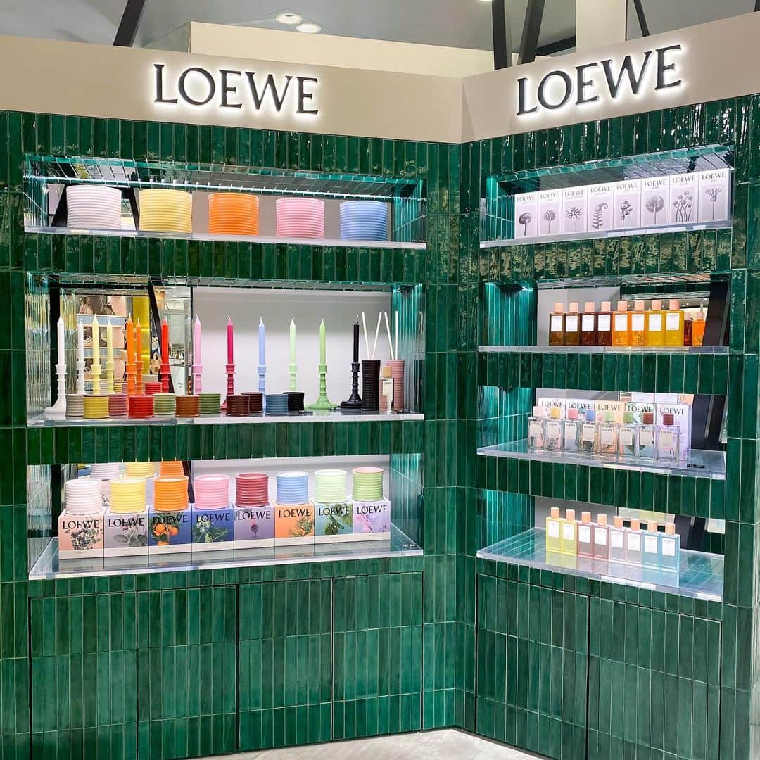 HANKYU.MODEさんのインスタグラム写真 - (HANKYU.MODEInstagram)「. LOEWE PERFUMES NEW ARRIVAL At 3F MODE  オレンジの花を連想させるキャンドル「Orange Blossom」や、LOEWEのフレグランスコレクション「ボタニカル レインボー」から、ブランドとして初めて作り上げた独自の香り「ロエベ アコード」を採用した新作香水「ロエベ アイレ アンセシス(LOEWE Aire Anthesis)」が登場。洋ナシを主役にしたフルーティーフローラルな香り。  一部商品は阪急公式オンラインストアでも販売中。  Page1‐3 オードゥ パルファン”ロエベ アイレ アンセシス” 50ml 21,340円 / 100ml 31,790円  キャンドル オレンジブロッサム S 13,310円 / M 27,500円 / L 57,970円  キャンドルバスケット　118,030円 リッド S 6,050円から  Page6 ワックスキャンドルホルダー オレンジブロッサム　18,480円  Page7 左） オードゥ トワレ “ロエベ アイレ ア ミ アイレ” 50ml 13,750円 / 100ml 19,800円  真ん中・右）  オードゥ トワレ “ロエベ アグア マルドコーラル” 50ml 12,760円 / 100ml 16,720円  #LOEWEPERFUMES #ロエベパルファム #新作 #hankyumode #阪急うめだ本店 #うめはん #LOEWE #ロエベ #フレグランス #パルファム #香水 #ルームフレグランス #香り好き #キャンドル #アロマキャンドル #ロエベ香水  #オレンジブロッサム #シトラス」8月8日 12時00分 - hankyumode