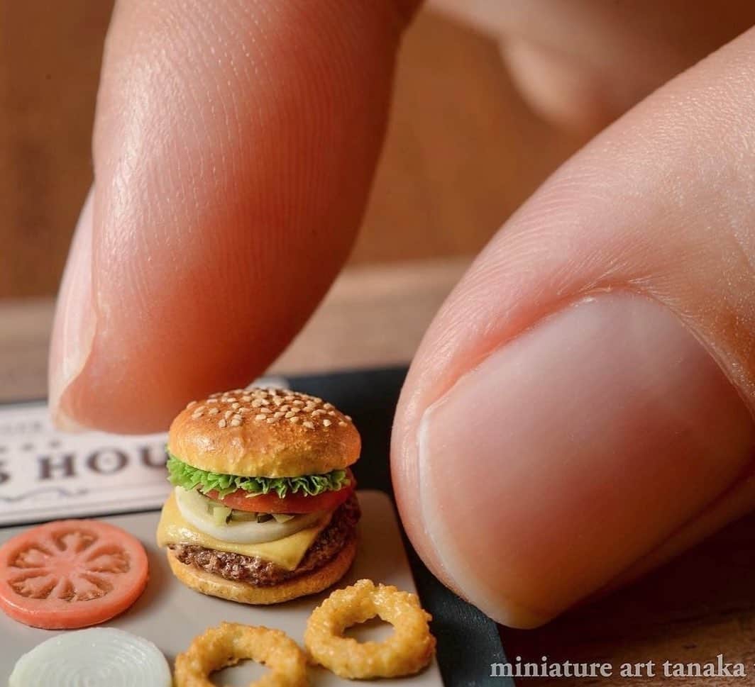 のインスタグラム：「📝ブログを更新しました🍔  『人気のハンバーガーは凄い』 ミニチュアの題材ってどう やって決めてるの？ など書きました📝  #ミニチュア#miniature  #田中智#nunushouse  #ミニチュアフード #ミニチュアアート #食品サンプル #ドールハウス」