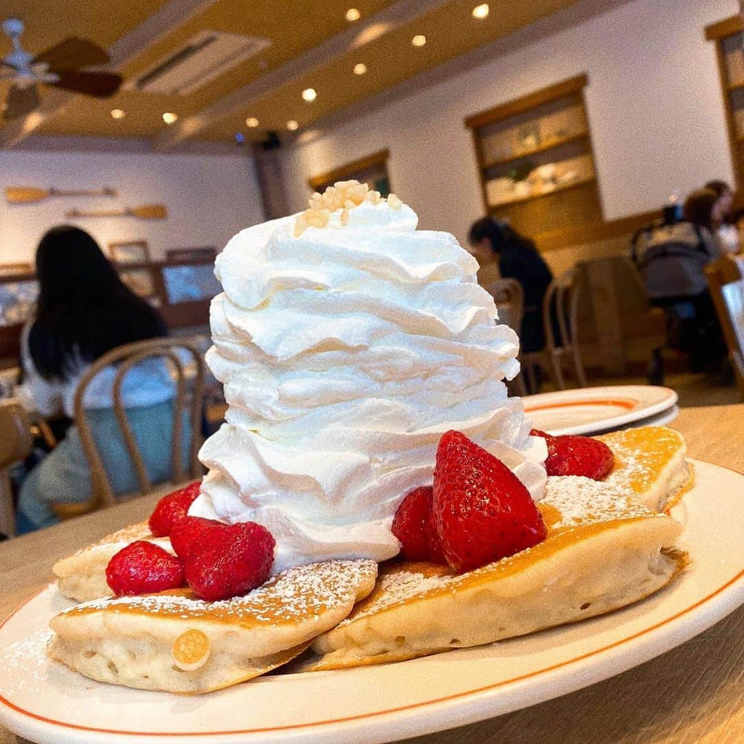 原あやのさんのインスタグラム写真 - (原あやのInstagram)「🥞だいすき 甘いの食べて今日も頑張ろ〜〜〜頑張れ〜〜〜！  #撮り方のクセ  #eggsnthings#パンケーキ#pancakes#パンケーキ巡り#パンケーキ大好き#生クリーム#生クリーム大好き#カフェ#カフェ部#もはや芸術」8月8日 10時34分 - ayano_hara_69