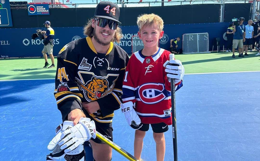 ビクトリア・アザレンカさんのインスタグラム写真 - (ビクトリア・アザレンカInstagram)「Montreal without hockey is non existent for us 😂 🥅 🏒  @obnmontreal  So fun to meet all the players  And Leo’s top shelf goal #proudmom」8月8日 10時38分 - vichka35